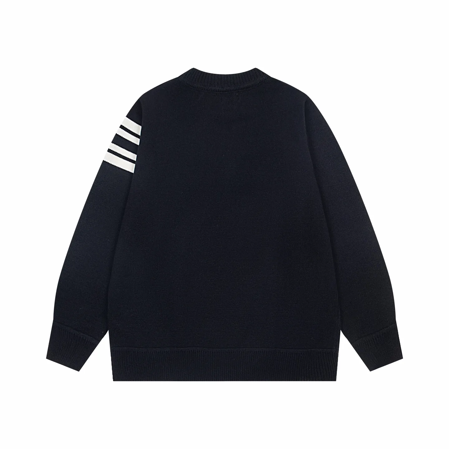 P240 Style No.: Y273 Moncler Spring, Autumn and Winter two-color small label terry embroidered knitted round neck sweater. The classic Moncler letter logo is spliced with sand knitting. 7-needle jacquard machine operation. The yarn selection is soft and comfortable and not prickly. The classic small label is simple and elegant. The weight of a piece of clothing is more than one kilogram. Proper high quality. 1:1 customization. The true restoration of ZP. How can we not have a masked sweater this autumn and winter? Can be worn by both men and women. Color: black Gray Size: S-XL