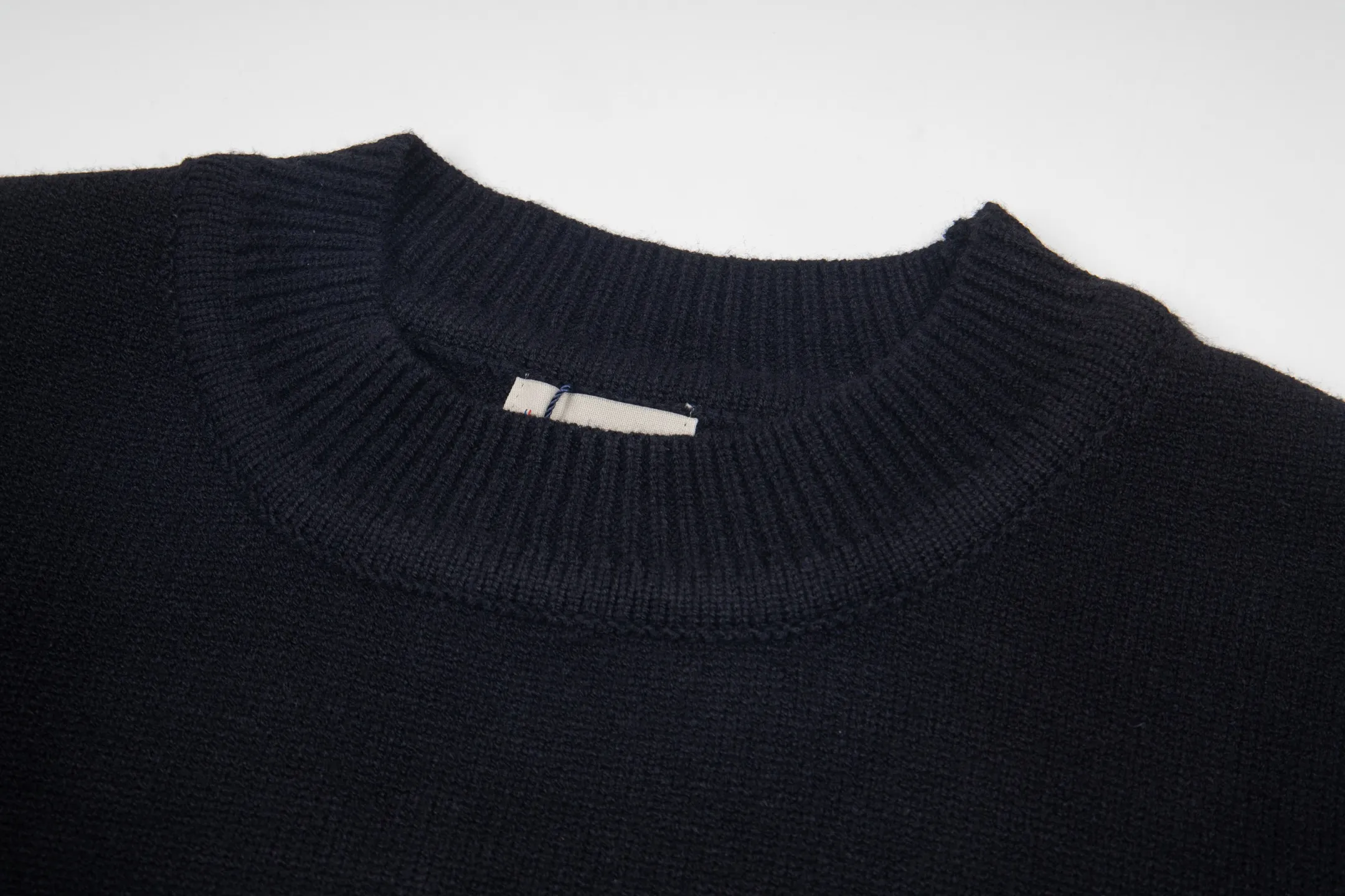 P240 Style No.: Y273 Moncler Spring, Autumn and Winter two-color small label terry embroidered knitted round neck sweater. The classic Moncler letter logo is spliced with sand knitting. 7-needle jacquard machine operation. The yarn selection is soft and comfortable and not prickly. The classic small label is simple and elegant. The weight of a piece of clothing is more than one kilogram. Proper high quality. 1:1 customization. The true restoration of ZP. How can we not have a masked sweater this autumn and winter? Can be worn by both men and women. Color: black Gray Size: S-XL