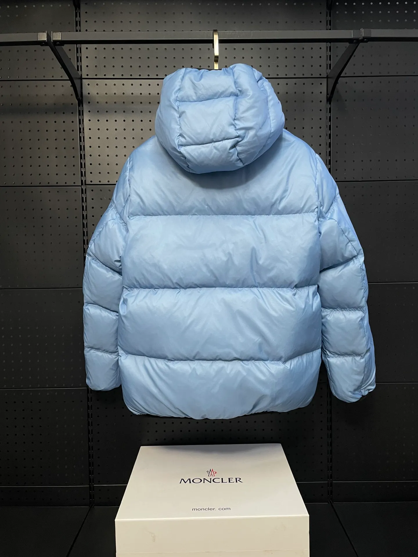 P840 🆕❤️2️⃣0️⃣2️⃣4️⃣🆕Special grade down⬆️Moncler Masac men's short down jacket. A must-have item for fabric control. 2024 new technical fabric. Extremely lightweight. Ultra-light and ultra-white gooseneck filling. Cleanliness ceiling. 850+ fill power. ⚠️Special grade product with complete barcode numbers and consistent with the official website. The tag has built-in NFC electronic sensor anti-counterfeiting. It supports multiple anti-counterfeiting verifications. It comes standard with a full set of gift box packaging at the counter. Masac men's short down jacket is made of protective materials and decorated with geometric quilting, which is lightweight and warm.  The Masac men's down jacket combines cutting-edge fabrics with innovative details. Short design made from lightweight, fine-grained tear-resistant functional fabric for durability and practicality. Lightweight and warm, it's finished with gusseted quilting. Comes with removable hood. Details •Made from ripstop fabric •Fine soft ripstop lining •Down filled •Removable hood •Two-way zipper closure •Zip pockets •Elasticized cuffs and hem Size: 1-5 Black/Blue Couple's