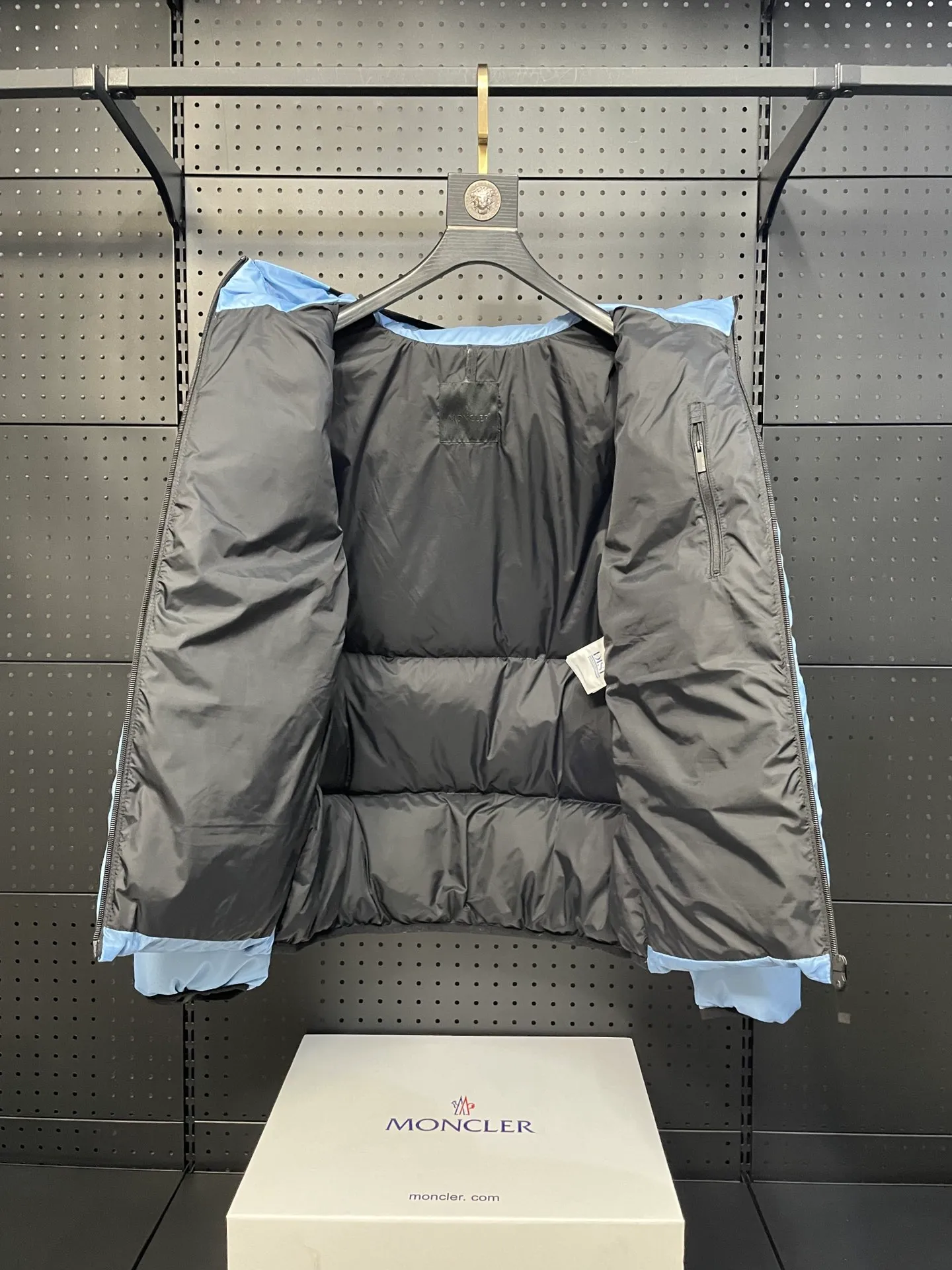 P840 🆕❤️2️⃣0️⃣2️⃣4️⃣🆕Special grade down⬆️Moncler Masac men's short down jacket. A must-have item for fabric control. 2024 new technical fabric. Extremely lightweight. Ultra-light and ultra-white gooseneck filling. Cleanliness ceiling. 850+ fill power. ⚠️Special grade product with complete barcode numbers and consistent with the official website. The tag has built-in NFC electronic sensor anti-counterfeiting. It supports multiple anti-counterfeiting verifications. It comes standard with a full set of gift box packaging at the counter. Masac men's short down jacket is made of protective materials and decorated with geometric quilting, which is lightweight and warm.  The Masac men's down jacket combines cutting-edge fabrics with innovative details. Short design made from lightweight, fine-grained tear-resistant functional fabric for durability and practicality. Lightweight and warm, it's finished with gusseted quilting. Comes with removable hood. Details •Made from ripstop fabric •Fine soft ripstop lining •Down filled •Removable hood •Two-way zipper closure •Zip pockets •Elasticized cuffs and hem Size: 1-5 Black/Blue Couple's