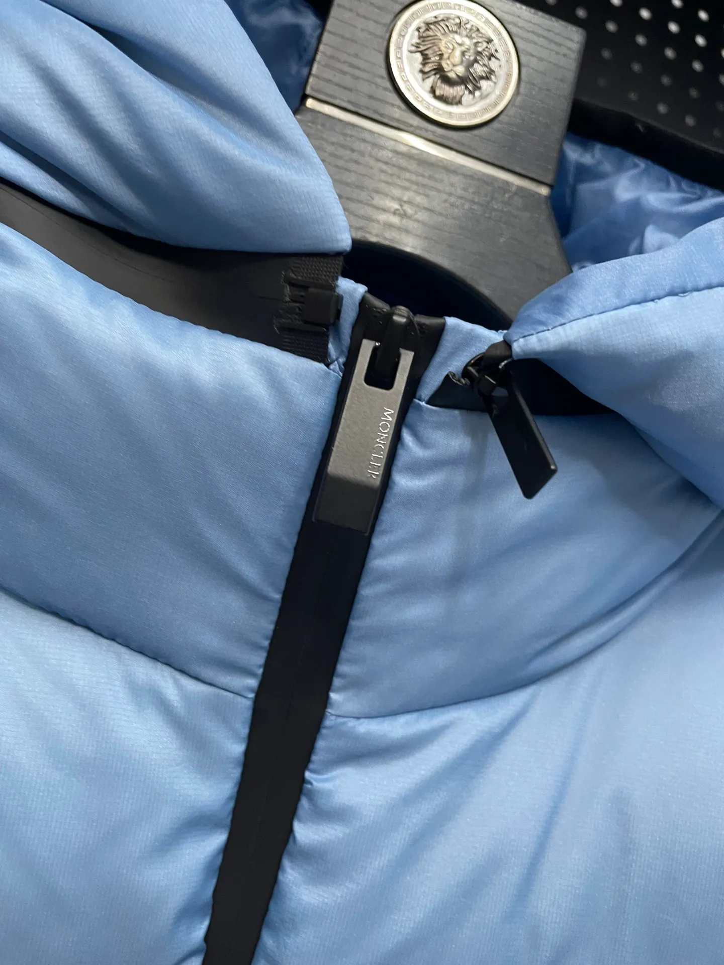 P840 🆕❤️2️⃣0️⃣2️⃣4️⃣🆕Special grade down⬆️Moncler Masac men's short down jacket. A must-have item for fabric control. 2024 new technical fabric. Extremely lightweight. Ultra-light and ultra-white gooseneck filling. Cleanliness ceiling. 850+ fill power. ⚠️Special grade product with complete barcode numbers and consistent with the official website. The tag has built-in NFC electronic sensor anti-counterfeiting. It supports multiple anti-counterfeiting verifications. It comes standard with a full set of gift box packaging at the counter. Masac men's short down jacket is made of protective materials and decorated with geometric quilting, which is lightweight and warm.  The Masac men's down jacket combines cutting-edge fabrics with innovative details. Short design made from lightweight, fine-grained tear-resistant functional fabric for durability and practicality. Lightweight and warm, it's finished with gusseted quilting. Comes with removable hood. Details •Made from ripstop fabric •Fine soft ripstop lining •Down filled •Removable hood •Two-way zipper closure •Zip pockets •Elasticized cuffs and hem Size: 1-5 Black/Blue Couple's