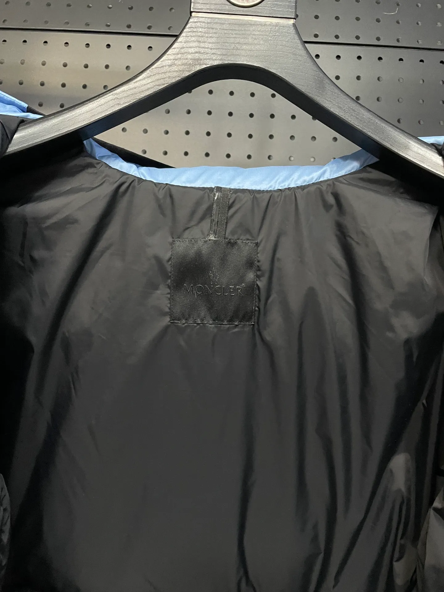 P840 🆕❤️2️⃣0️⃣2️⃣4️⃣🆕Special grade down⬆️Moncler Masac men's short down jacket. A must-have item for fabric control. 2024 new technical fabric. Extremely lightweight. Ultra-light and ultra-white gooseneck filling. Cleanliness ceiling. 850+ fill power. ⚠️Special grade product with complete barcode numbers and consistent with the official website. The tag has built-in NFC electronic sensor anti-counterfeiting. It supports multiple anti-counterfeiting verifications. It comes standard with a full set of gift box packaging at the counter. Masac men's short down jacket is made of protective materials and decorated with geometric quilting, which is lightweight and warm.  The Masac men's down jacket combines cutting-edge fabrics with innovative details. Short design made from lightweight, fine-grained tear-resistant functional fabric for durability and practicality. Lightweight and warm, it's finished with gusseted quilting. Comes with removable hood. Details •Made from ripstop fabric •Fine soft ripstop lining •Down filled •Removable hood •Two-way zipper closure •Zip pockets •Elasticized cuffs and hem Size: 1-5 Black/Blue Couple's
