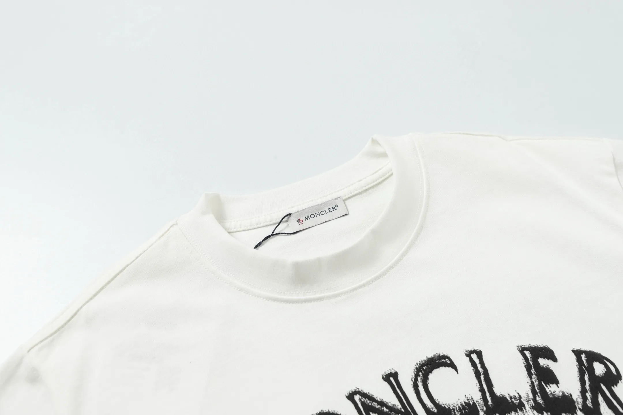 P134 Style No.: 849 〈MONCLER〉The price of the MONCLER is actually quite advantageous. Those who have been to the counters should know that the price of the MONCLER is not much cheaper than Gucci Burberry. It is just relatively low-key and unwilling to hype. It is a picture that you want to buy or not. It has an arrogant existence... Exclusively customized 270g 32-count double-yarn smooth cotton. The texture is very soft and comfortable. 100% top-grade fabric that is different from the market (does not shrink, deform, or pill). Matched with 320g 1*1 thread (fabric threads are dyed in the same vat, no color difference, threads are not easy to deform) Color: Black White Size: S-XL
