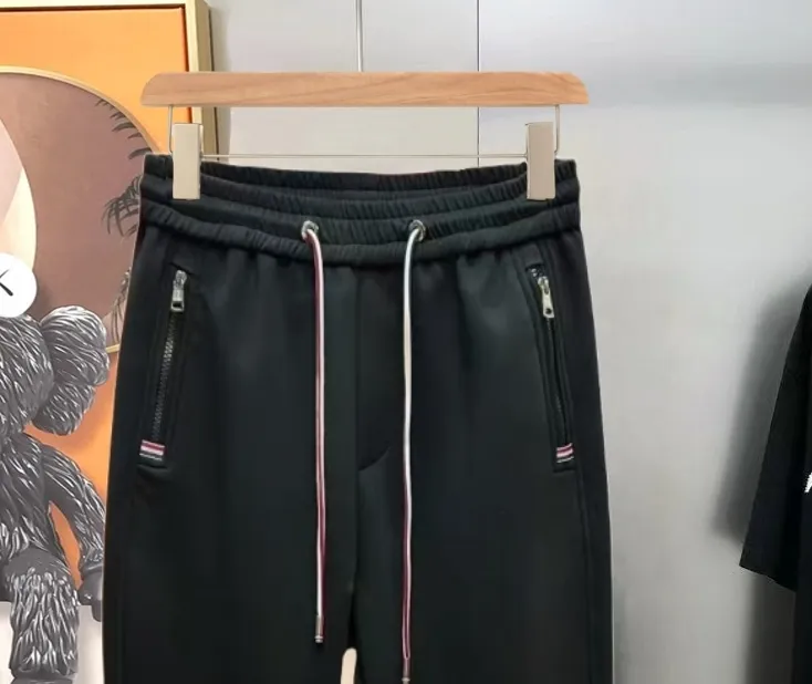 P310 Moncler 💥High-end version🔥Exclusively for new casual trousers! The custom-made fabrics at the counter are highly breathable and comfortable, with impeccable details and brand element design concepts, reflecting high quality. It feels delicate and soft! It presents a casual cut and the upper body shape is great! Size:M-3XL