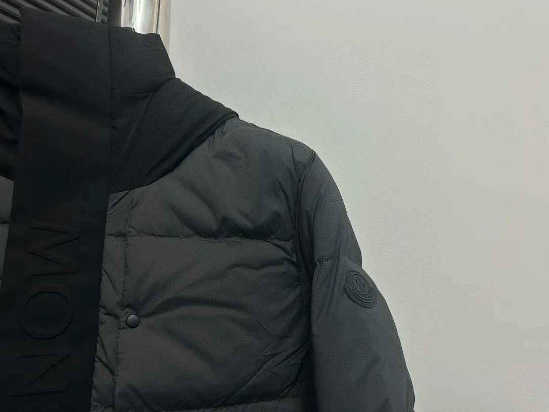 P820 ​​[Moncler] Mouth Guard Three-dimensional Embossed Letters Down Jacket Black Samurai Hooded Mid-Length Down Jacket Hard to find on the official website Filled with 95% goose down The Madeira down jacket is a staple item in the functional wardrobe. Made of Longuesaison nylon, it provides excellent warmth and comfort. Presented in calming neutral tones, the loose silhouette pays homage to clean design. Made from matt Longue Saison nylon Painted nylon lining Filled with down Hood and front placket made from 2.5 layers of fabric Logo lettering embossed Hidden button and zip closure Exterior pockets with concealed snap fastening Chest pockets with zipper closure Adjustable hood and flat elastic drawstring Matt black branding Sizes: 1 2 3 4 5