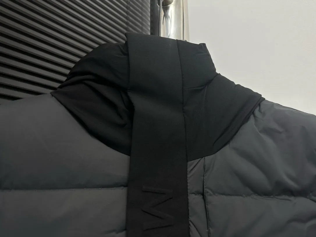 P820 ​​[Moncler] Mouth Guard Three-dimensional Embossed Letters Down Jacket Black Samurai Hooded Mid-Length Down Jacket Hard to find on the official website Filled with 95% goose down The Madeira down jacket is a staple item in the functional wardrobe. Made of Longuesaison nylon, it provides excellent warmth and comfort. Presented in calming neutral tones, the loose silhouette pays homage to clean design. Made from matt Longue Saison nylon Painted nylon lining Filled with down Hood and front placket made from 2.5 layers of fabric Logo lettering embossed Hidden button and zip closure Exterior pockets with concealed snap fastening Chest pockets with zipper closure Adjustable hood and flat elastic drawstring Matt black branding Sizes: 1 2 3 4 5
