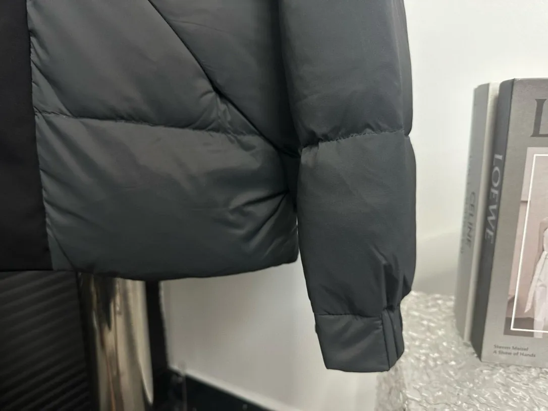P820 ​​[Moncler] Mouth Guard Three-dimensional Embossed Letters Down Jacket Black Samurai Hooded Mid-Length Down Jacket Hard to find on the official website Filled with 95% goose down The Madeira down jacket is a staple item in the functional wardrobe. Made of Longuesaison nylon, it provides excellent warmth and comfort. Presented in calming neutral tones, the loose silhouette pays homage to clean design. Made from matt Longue Saison nylon Painted nylon lining Filled with down Hood and front placket made from 2.5 layers of fabric Logo lettering embossed Hidden button and zip closure Exterior pockets with concealed snap fastening Chest pockets with zipper closure Adjustable hood and flat elastic drawstring Matt black branding Sizes: 1 2 3 4 5