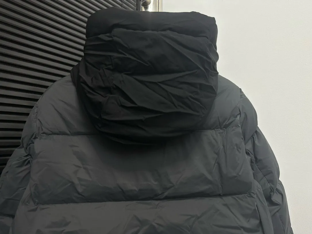 P820 ​​[Moncler] Mouth Guard Three-dimensional Embossed Letters Down Jacket Black Samurai Hooded Mid-Length Down Jacket Hard to find on the official website Filled with 95% goose down The Madeira down jacket is a staple item in the functional wardrobe. Made of Longuesaison nylon, it provides excellent warmth and comfort. Presented in calming neutral tones, the loose silhouette pays homage to clean design. Made from matt Longue Saison nylon Painted nylon lining Filled with down Hood and front placket made from 2.5 layers of fabric Logo lettering embossed Hidden button and zip closure Exterior pockets with concealed snap fastening Chest pockets with zipper closure Adjustable hood and flat elastic drawstring Matt black branding Sizes: 1 2 3 4 5