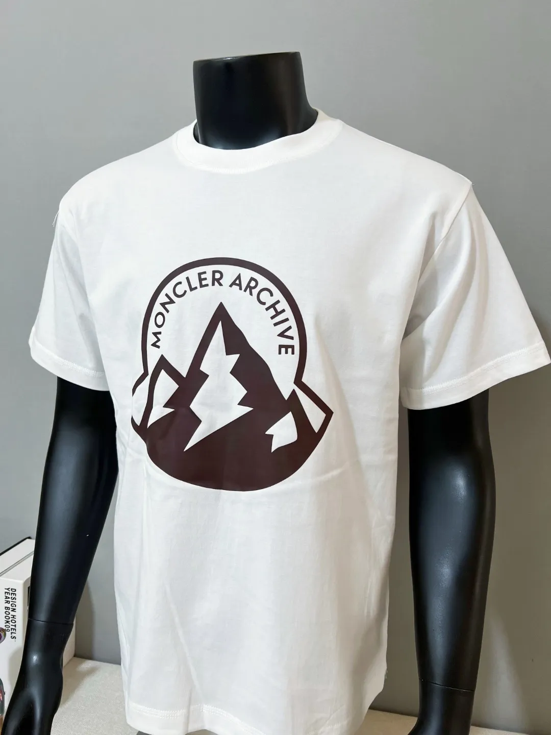 P140 MONCLER is new, 26ss spring and summer new style, official sales are on sale at the same time; large logo printed short-sleeved T-shirt, details match the official version, and the size of the logo is strictly controlled , standard size, details are in sync with the official version; 240g double yarn 100% cotton fabric is selected, imported woven thread, the neckline is boned and not easy to deform, washed at high temperature at the factory, the fabric is soft and breathable, does not shrink and prevent deformation, NCF washed mark identification, details are in place, European size version, loose and suitable, the same color as the official website: black, white, size XS-L (L size can wear 200 pounds)