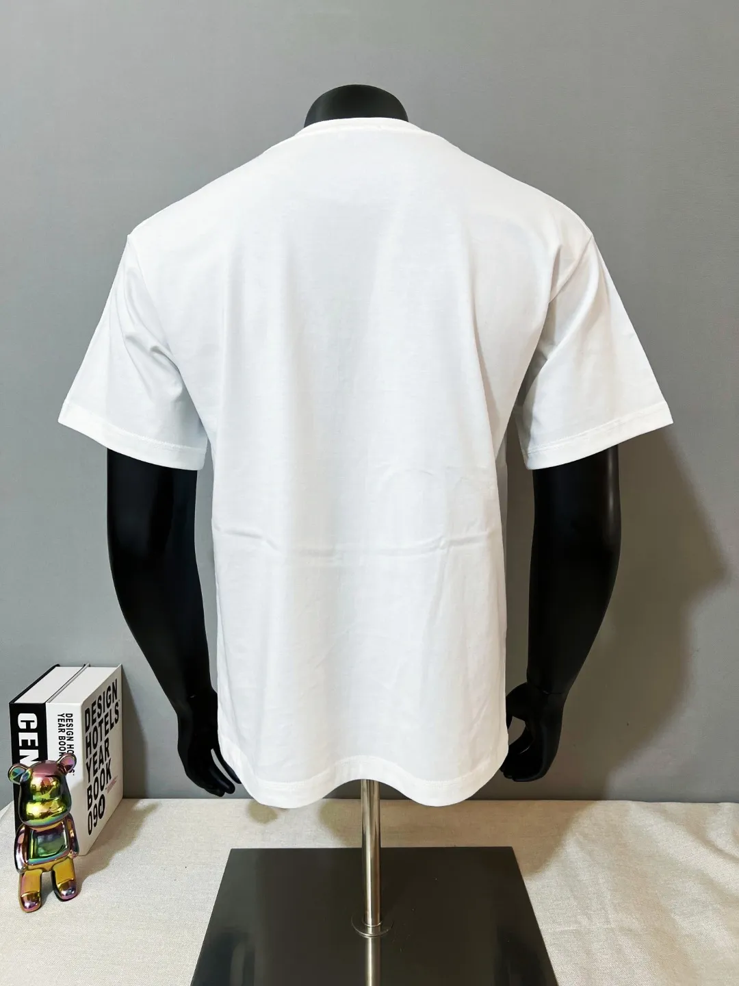 P140 MONCLER is new, 26ss spring and summer new style, official sales are on sale at the same time; large logo printed short-sleeved T-shirt, details match the official version, and the size of the logo is strictly controlled , standard size, details are in sync with the official version; 240g double yarn 100% cotton fabric is selected, imported woven thread, the neckline is boned and not easy to deform, washed at high temperature at the factory, the fabric is soft and breathable, does not shrink and prevent deformation, NCF washed mark identification, details are in place, European size version, loose and suitable, the same color as the official website: black, white, size XS-L (L size can wear 200 pounds)