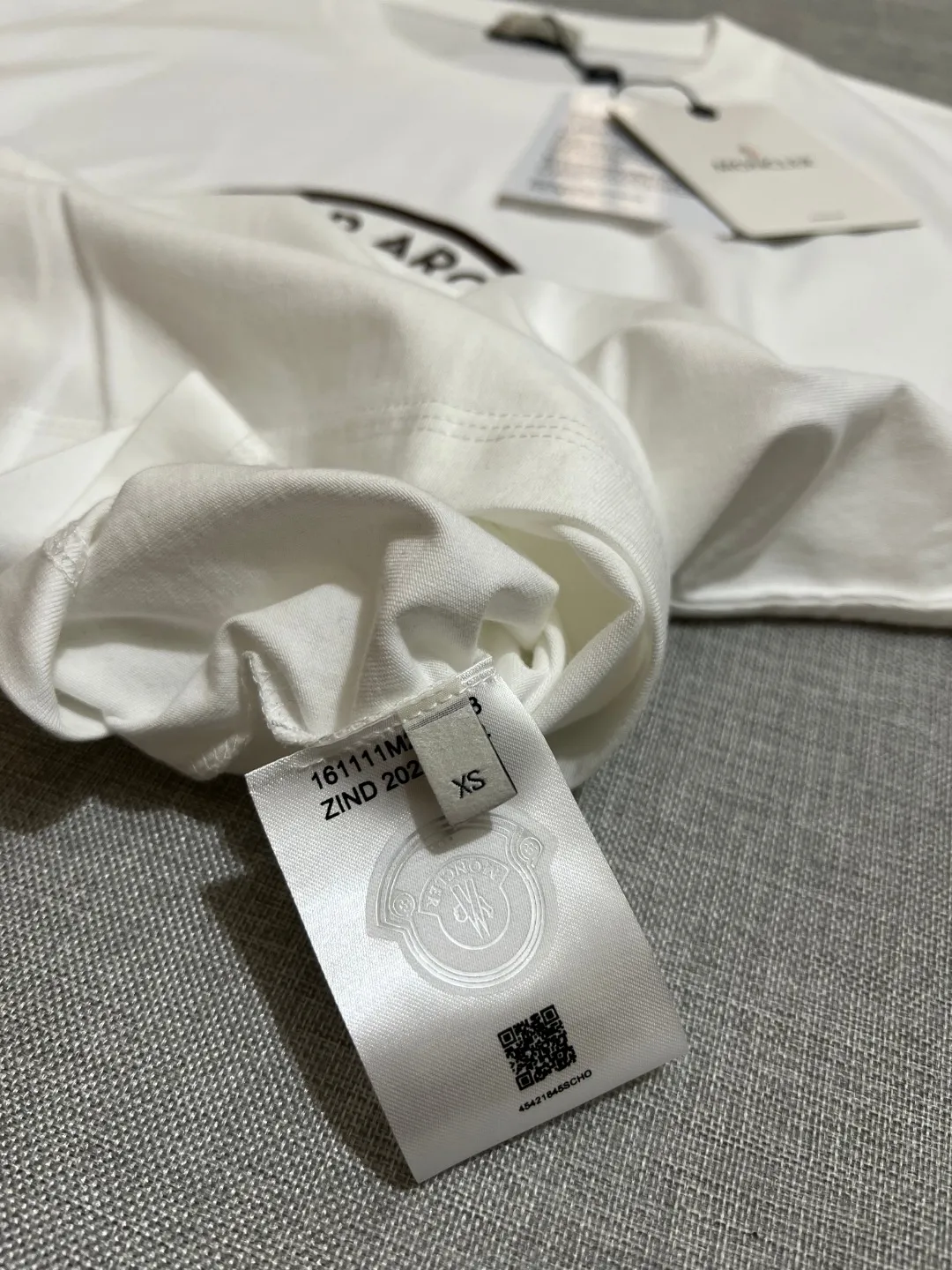 P140 MONCLER is new, 26ss spring and summer new style, official sales are on sale at the same time; large logo printed short-sleeved T-shirt, details match the official version, and the size of the logo is strictly controlled , standard size, details are in sync with the official version; 240g double yarn 100% cotton fabric is selected, imported woven thread, the neckline is boned and not easy to deform, washed at high temperature at the factory, the fabric is soft and breathable, does not shrink and prevent deformation, NCF washed mark identification, details are in place, European size version, loose and suitable, the same color as the official website: black, white, size XS-L (L size can wear 200 pounds)
