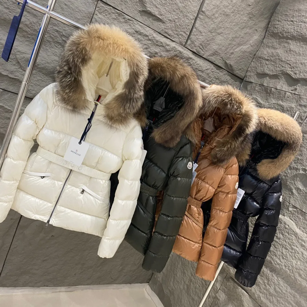 P1040 Moncler Boed short women's down jacket jacket 🌟 The Boed down jacket is designed with a feminine silhouette and is equipped with a delicate belt to create a sophisticated and elegant winter look. This hooded down jacket is made from longue saison fabric and features a luxurious, rich fox fur collar. Warmth and beauty coexist~ Black/White/Coffee/Military Green Size 1234