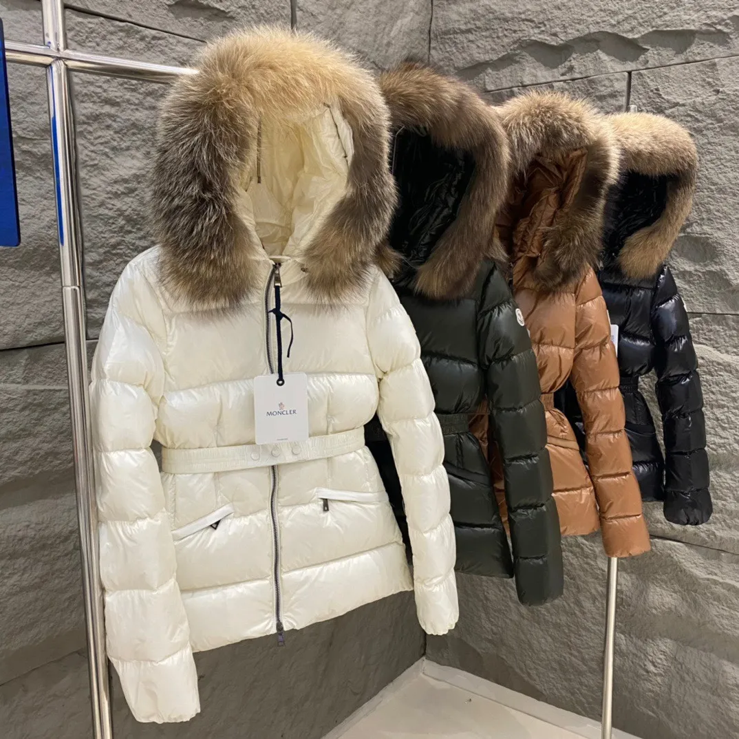 P1040 Moncler Boed short women's down jacket jacket 🌟 The Boed down jacket is designed with a feminine silhouette and is equipped with a delicate belt to create a sophisticated and elegant winter look. This hooded down jacket is made from longue saison fabric and features a luxurious, rich fox fur collar. Warmth and beauty coexist~ Black/White/Coffee/Military Green Size 1234