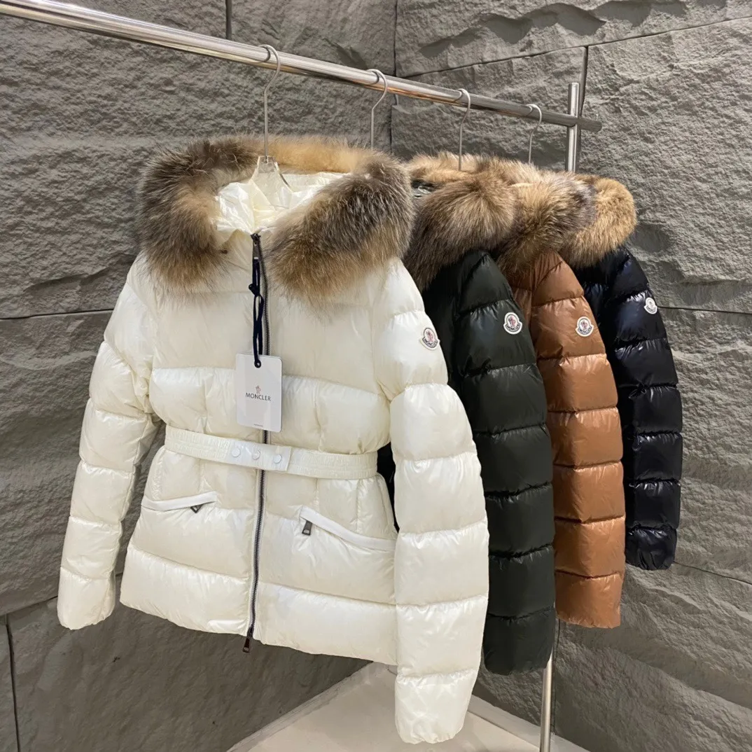 P1040 Moncler Boed short women's down jacket jacket 🌟 The Boed down jacket is designed with a feminine silhouette and is equipped with a delicate belt to create a sophisticated and elegant winter look. This hooded down jacket is made from longue saison fabric and features a luxurious, rich fox fur collar. Warmth and beauty coexist~ Black/White/Coffee/Military Green Size 1234