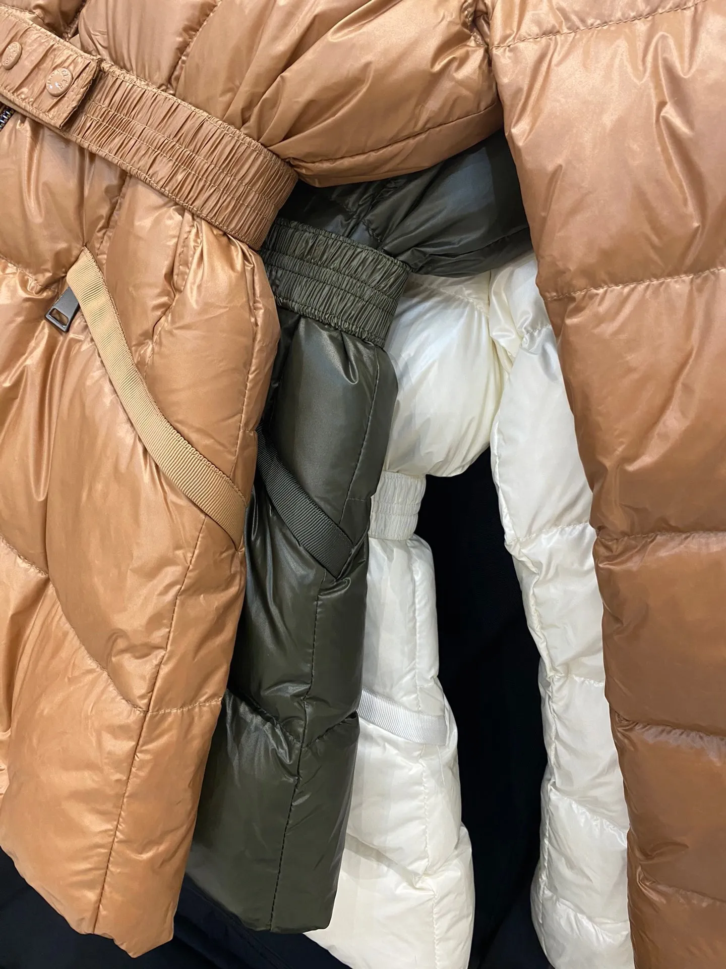 P1040 Moncler Boed short women's down jacket jacket 🌟 The Boed down jacket is designed with a feminine silhouette and is equipped with a delicate belt to create a sophisticated and elegant winter look. This hooded down jacket is made from longue saison fabric and features a luxurious, rich fox fur collar. Warmth and beauty coexist~ Black/White/Coffee/Military Green Size 1234