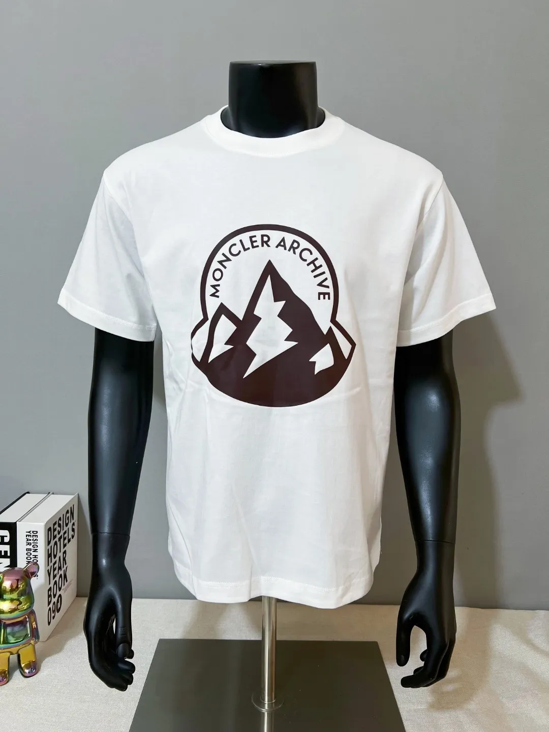P140 MONCLER is new, 26ss spring and summer new style, official synchronized large logo printed short-sleeved T-shirt, details match the official version, and the size of the logo is strictly controlled , standard size, details are in sync with the official version; 240g double yarn 100% cotton fabric is selected, imported woven thread, the neckline is boned and not easy to deform, washed at high temperature at the factory, the fabric is soft and breathable, does not shrink and prevent deformation, NCF washed mark identification, details are in place, European size version, loose and suitable, the same color as the official website: black, white, size XS-L (L size can wear 200 pounds)