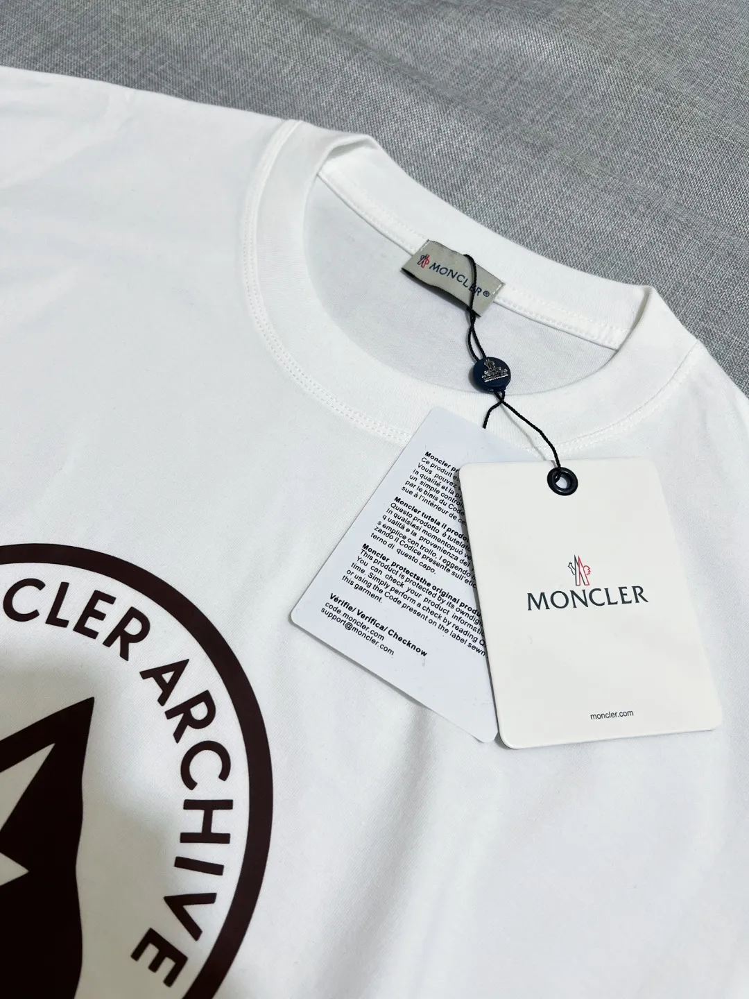 P140 MONCLER is new, 26ss spring and summer new style, official synchronized large logo printed short-sleeved T-shirt, details match the official version, and the size of the logo is strictly controlled , standard size, details are in sync with the official version; 240g double yarn 100% cotton fabric is selected, imported woven thread, the neckline is boned and not easy to deform, washed at high temperature at the factory, the fabric is soft and breathable, does not shrink and prevent deformation, NCF washed mark identification, details are in place, European size version, loose and suitable, the same color as the official website: black, white, size XS-L (L size can wear 200 pounds)