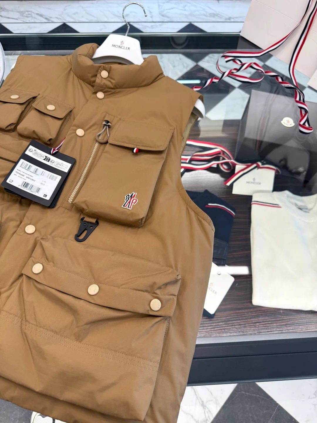 P860 Moncler Grenoble Tongass high-end black label series down vest. Technical functional fabric. More details in real shots.