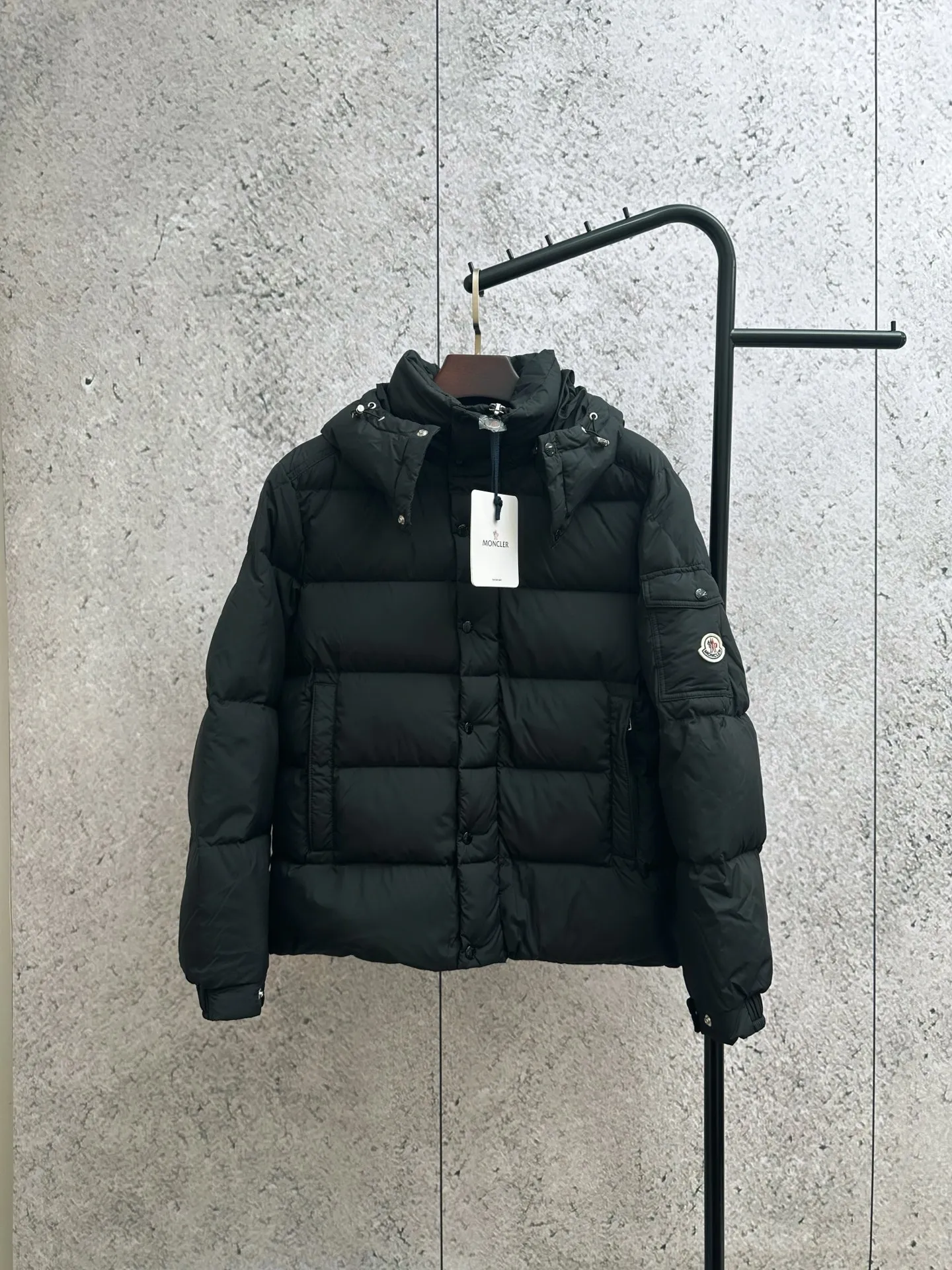 P1060 MONCLER MAYA/Mask matte Maya, down filling: 90% gray duck passed the test. Reject harmful clothes with flying silk. Double chip sensor: wash mark, armband. The fabric is synchronized with the genuine product. Contains gall cloth to prevent down. Original hardware customization. All with LOGO. 340-480 grams of real duck down filling. High loft, high rebound and super warm. Refuse to cut corners and reduce the weight of down. Same style for men and women, equipped with dust bag.  Color: Black Size: 1-6