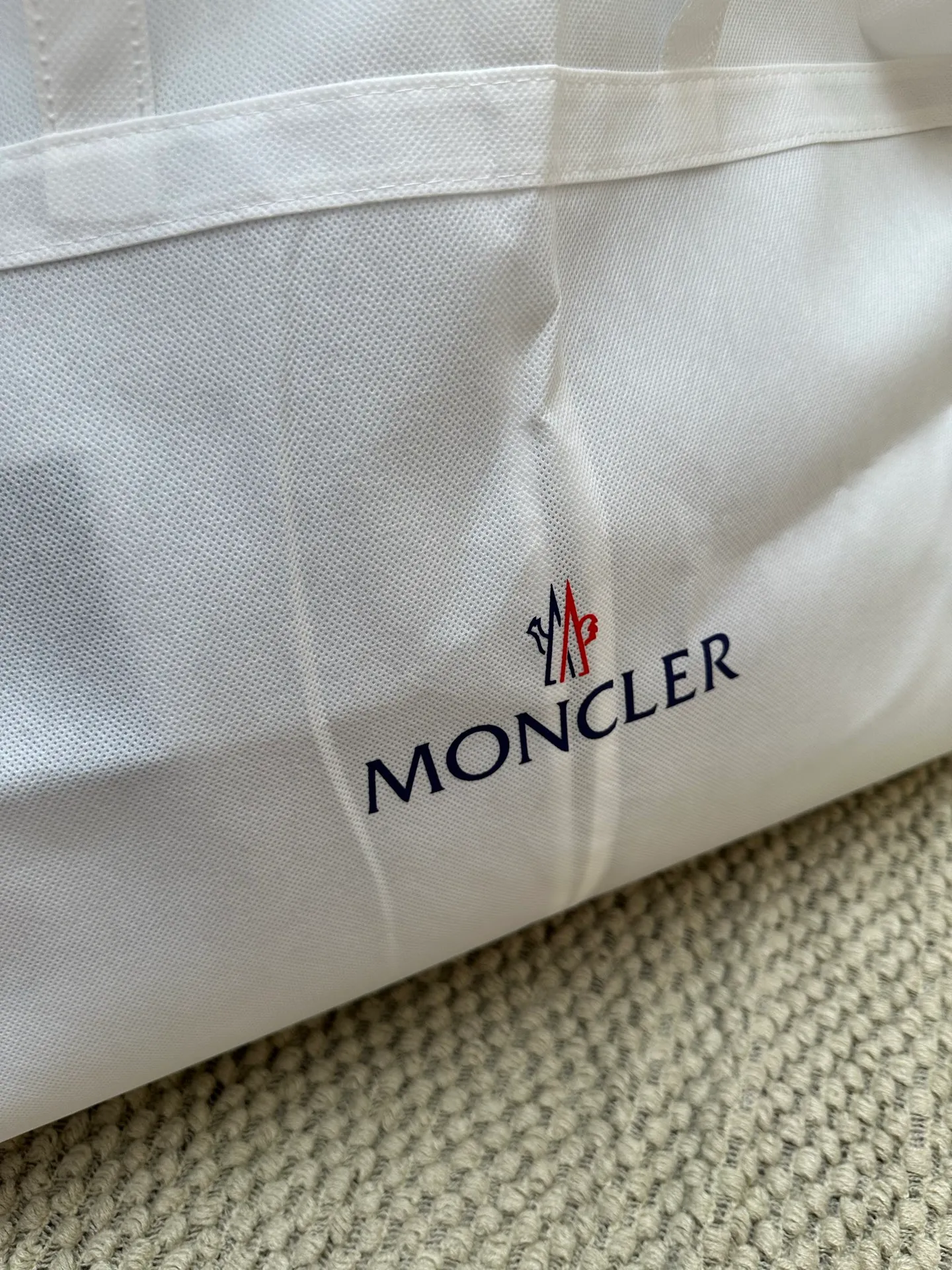 P1060 MONCLER MAYA/Mask matte Maya, down filling: 90% gray duck passed the test. Reject harmful clothes with flying silk. Double chip sensor: wash mark, armband. The fabric is synchronized with the genuine product. Contains gall cloth to prevent down. Original hardware customization. All with LOGO. 340-480 grams of real duck down filling. High loft, high rebound and super warm. Refuse to cut corners and reduce the weight of down. Same style for men and women, equipped with dust bag.  Color: Black Size: 1-6