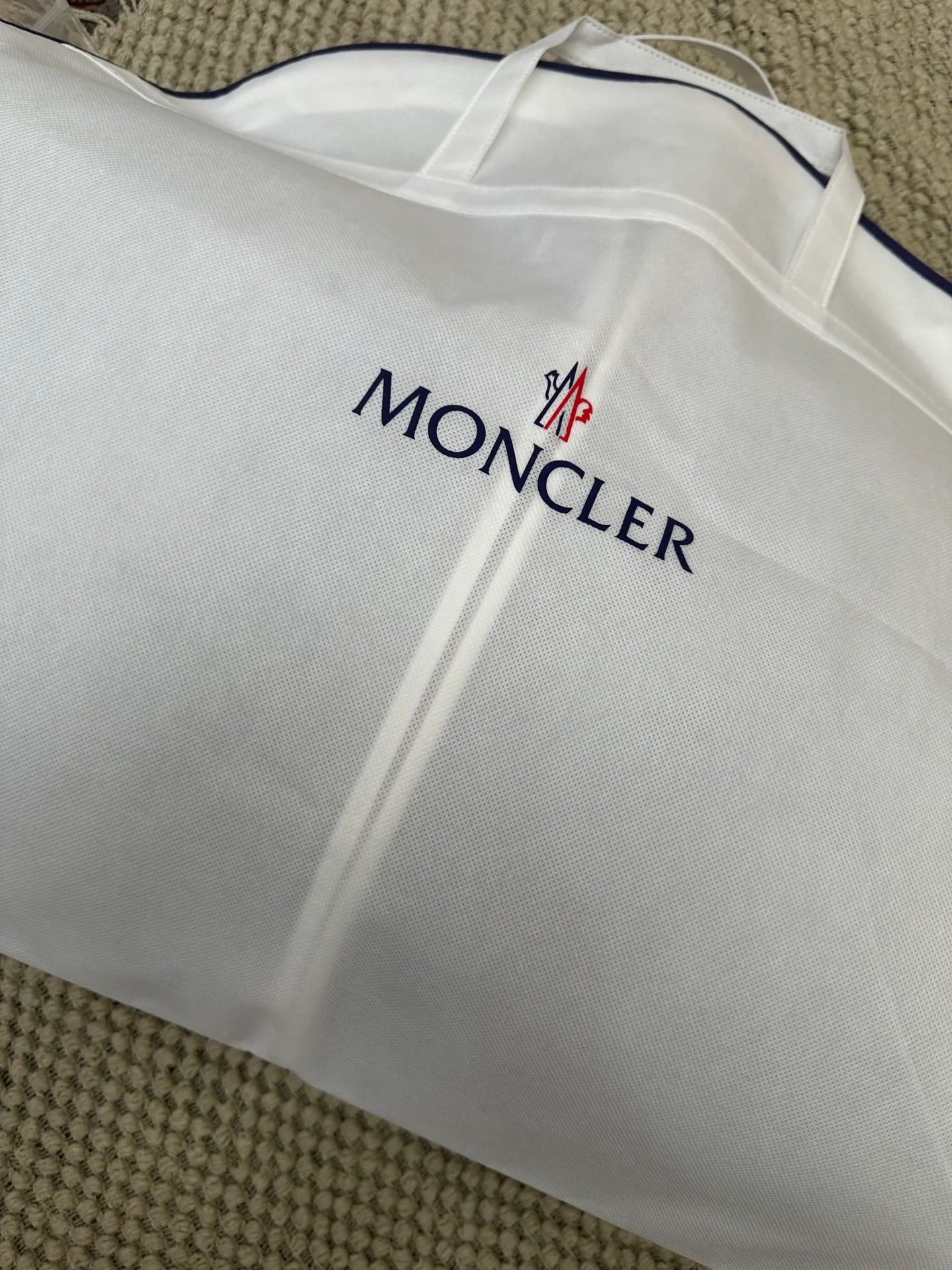 P1060 MONCLER MAYA/Mask matte Maya, down filling: 90% gray duck passed the test. Reject harmful clothes with flying silk. Double chip sensor: wash mark, armband. The fabric is synchronized with the genuine product. Contains gall cloth to prevent down. Original hardware customization. All with LOGO. 340-480 grams of real duck down filling. High loft, high rebound and super warm. Refuse to cut corners and reduce the weight of down. Same style for men and women, equipped with dust bag.  Color: Black Size: 1-6