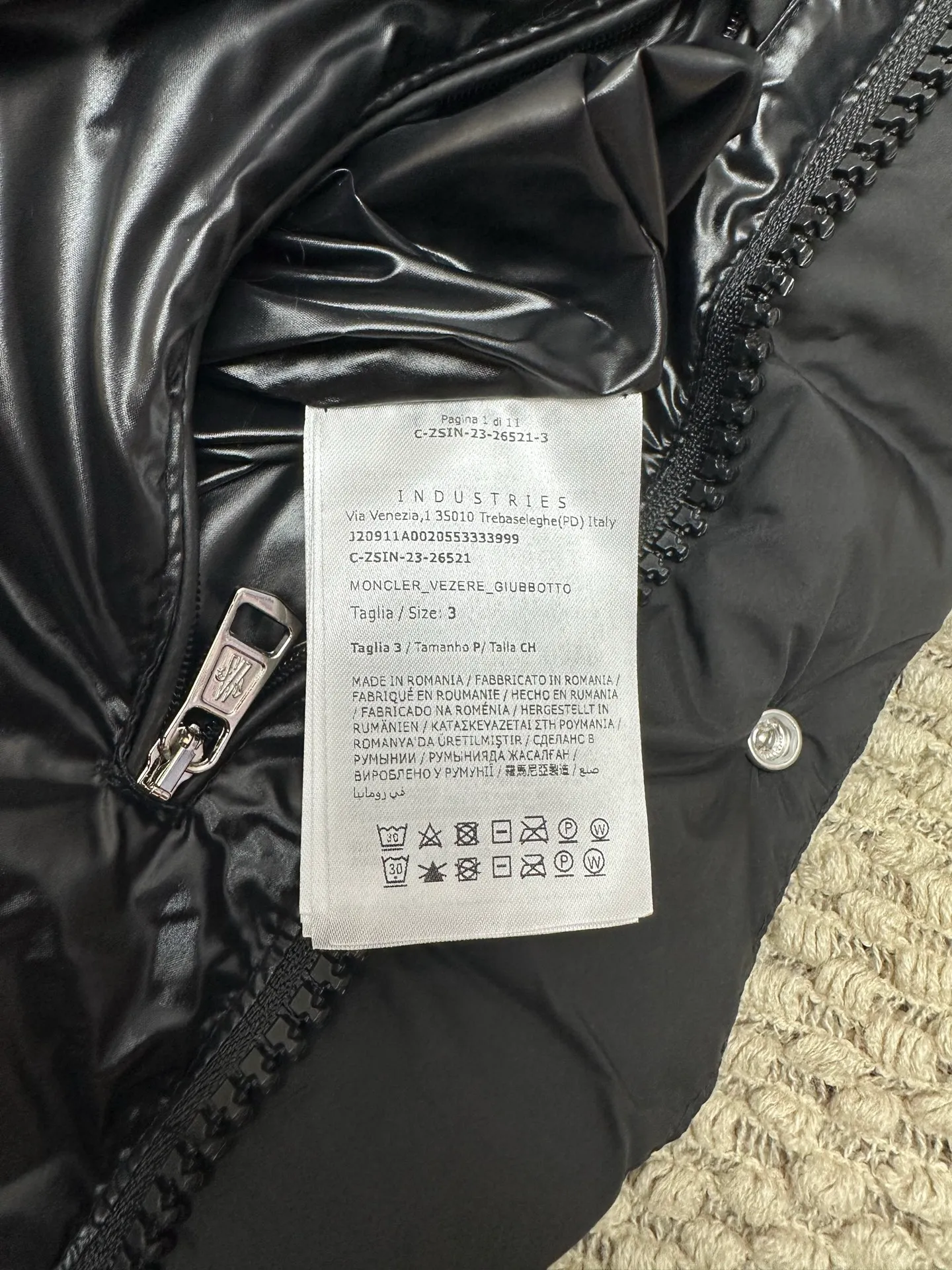 P1060 MONCLER MAYA/Mask matte Maya, down filling: 90% gray duck passed the test. Reject harmful clothes with flying silk. Double chip sensor: wash mark, armband. The fabric is synchronized with the genuine product. Contains gall cloth to prevent down. Original hardware customization. All with LOGO. 340-480 grams of real duck down filling. High loft, high rebound and super warm. Refuse to cut corners and reduce the weight of down. Same style for men and women, equipped with dust bag.  Color: Black Size: 1-6
