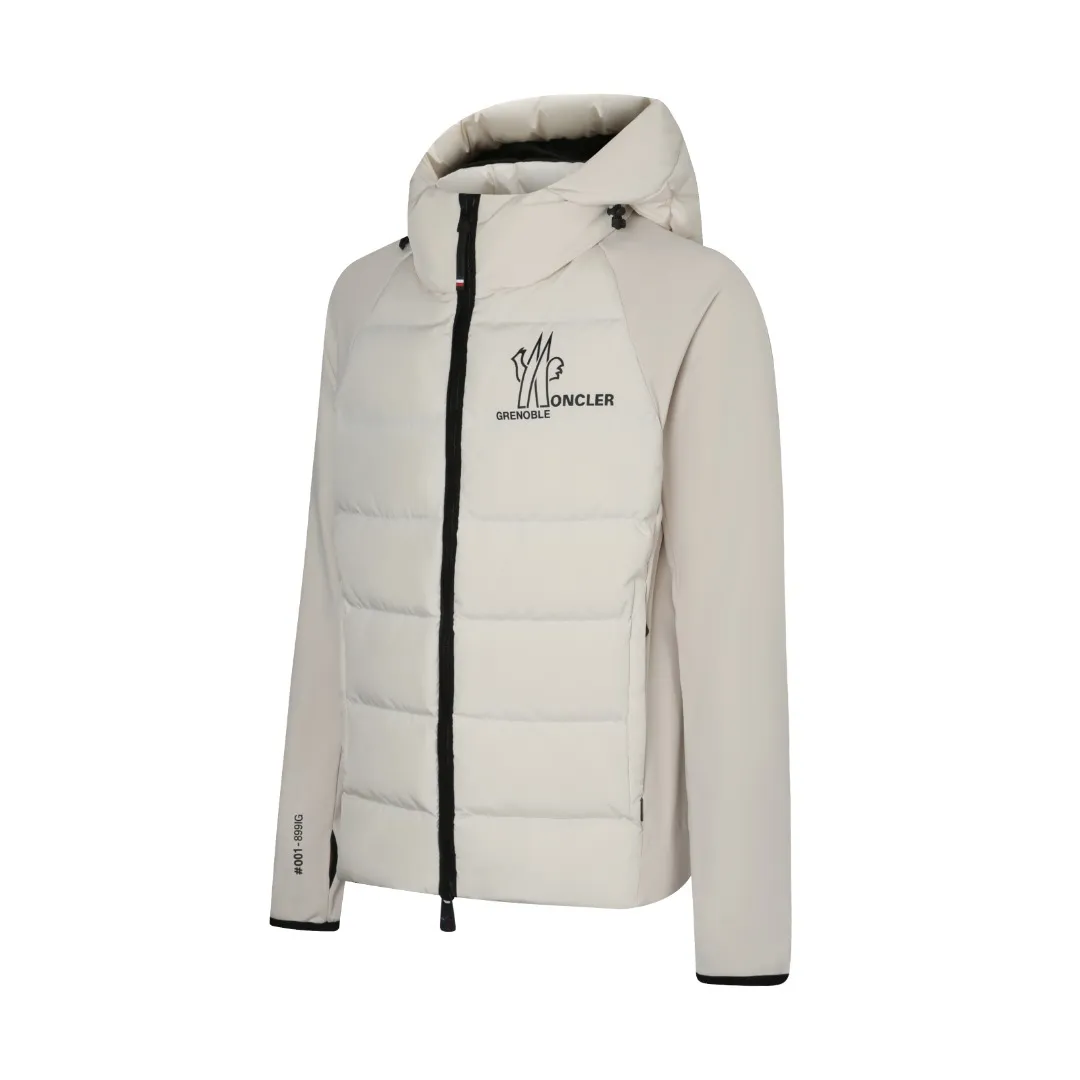 P720 25FW Moncler ✖️RICK OWENS co-branded down jacket Fabric material: The knitted part is woven from fine long-staple cotton single yarn.  Antistatic treatment: Avoid static electricity and dust absorption due to friction.  Anti-pilling treatment: special additives or processes are used to make fibers less likely to tangle into balls.   Peach skin treatment: perform more fine sanding to obtain an extremely delicate touch like the surface of a peach. At the same time, it is famous for its high-quality white goose down filling, which has excellent thermal insulation effect.  The abstract logo printing on the chest uses a combination of imported environmentally friendly glue technology and three-dimensional flocking - the main pattern uses fine glue to outline sharp lines, and the edges present a matte matte texture. The letters use micro-three-dimensional flocking technology. Deconstructive tailoring: Rick Owens' signature three-dimensional quilting technology combines laser cutting with hand-quilting to completely revolutionize the bulky feel of traditional down jackets. The slim silhouette combines sports functionality with the neat lines of high fashion.  Customized two-way YKK zippers, reflective strips on the brim, hidden snow skirt design, and even the cuff ribs are 3D woven, taking into account outdoor protection and a comfortable fit for daily wear.   Size: S M L XL