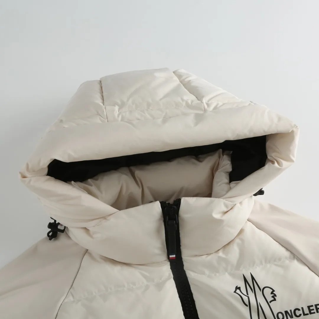 P720 25FW Moncler ✖️RICK OWENS co-branded down jacket Fabric material: The knitted part is woven from fine long-staple cotton single yarn.  Antistatic treatment: Avoid static electricity and dust absorption due to friction.  Anti-pilling treatment: special additives or processes are used to make fibers less likely to tangle into balls.   Peach skin treatment: perform more fine sanding to obtain an extremely delicate touch like the surface of a peach. At the same time, it is famous for its high-quality white goose down filling, which has excellent thermal insulation effect.  The abstract logo printing on the chest uses a combination of imported environmentally friendly glue technology and three-dimensional flocking - the main pattern uses fine glue to outline sharp lines, and the edges present a matte matte texture. The letters use micro-three-dimensional flocking technology. Deconstructive tailoring: Rick Owens' signature three-dimensional quilting technology combines laser cutting with hand-quilting to completely revolutionize the bulky feel of traditional down jackets. The slim silhouette combines sports functionality with the neat lines of high fashion.  Customized two-way YKK zippers, reflective strips on the brim, hidden snow skirt design, and even the cuff ribs are 3D woven, taking into account outdoor protection and a comfortable fit for daily wear.   Size: S M L XL