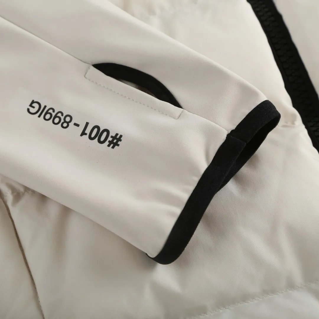P720 25FW Moncler ✖️RICK OWENS co-branded down jacket Fabric material: The knitted part is woven from fine long-staple cotton single yarn.  Antistatic treatment: Avoid static electricity and dust absorption due to friction.  Anti-pilling treatment: special additives or processes are used to make fibers less likely to tangle into balls.   Peach skin treatment: perform more fine sanding to obtain an extremely delicate touch like the surface of a peach. At the same time, it is famous for its high-quality white goose down filling, which has excellent thermal insulation effect.  The abstract logo printing on the chest uses a combination of imported environmentally friendly glue technology and three-dimensional flocking - the main pattern uses fine glue to outline sharp lines, and the edges present a matte matte texture. The letters use micro-three-dimensional flocking technology. Deconstructive tailoring: Rick Owens' signature three-dimensional quilting technology combines laser cutting with hand-quilting to completely revolutionize the bulky feel of traditional down jackets. The slim silhouette combines sports functionality with the neat lines of high fashion.  Customized two-way YKK zippers, reflective strips on the brim, hidden snow skirt design, and even the cuff ribs are 3D woven, taking into account outdoor protection and a comfortable fit for daily wear.   Size: S M L XL
