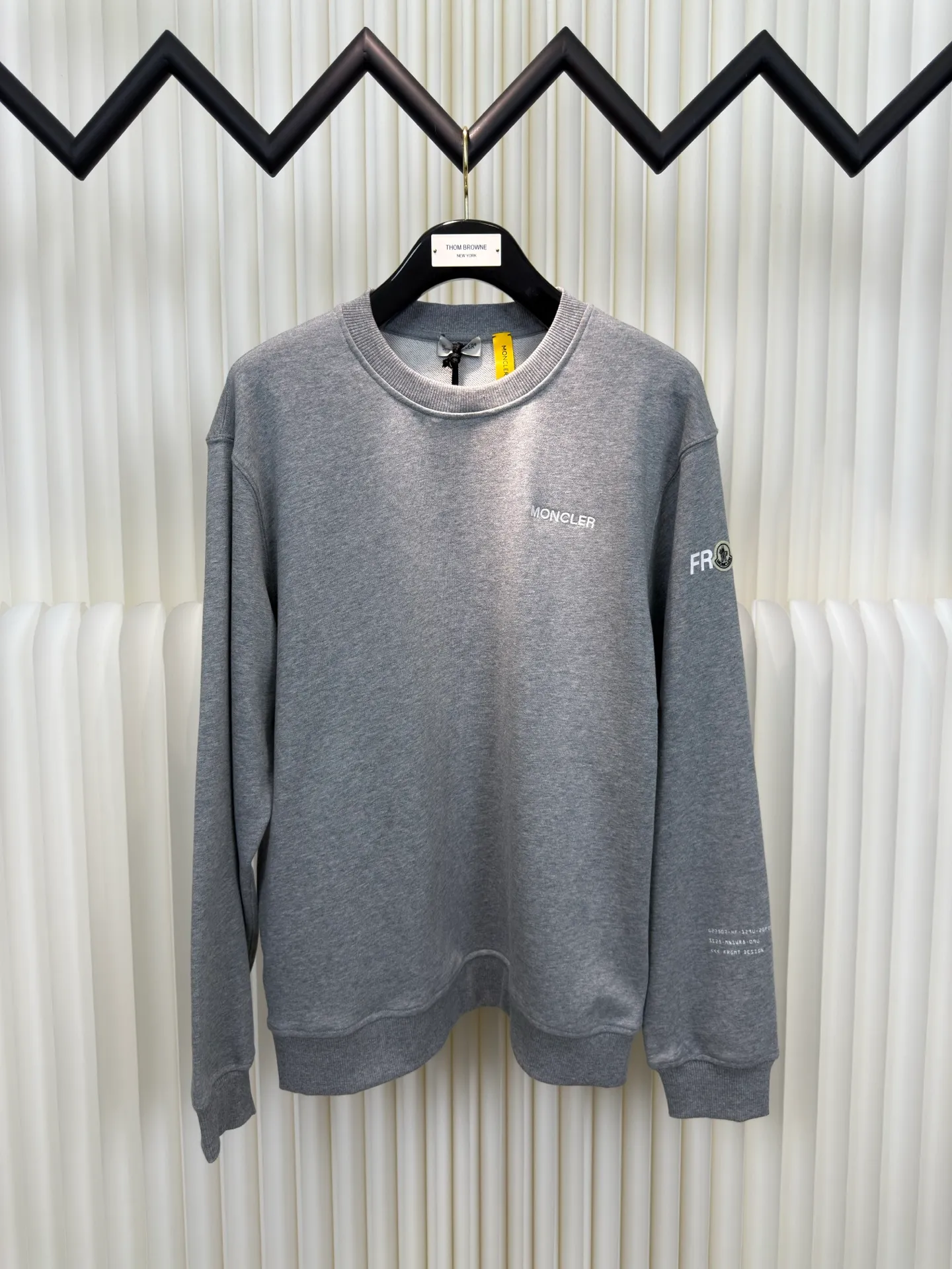 P410 MONCLER geometric print pullover sweatshirt. This sweatshirt is decorated with a geometric logo on the back, highlighting the streetwear style of designer Hiroshi Fujiwara. The round neck piece from the Moncler x FRGMT series is made of cotton fleece fabric and is suitable for daily wear. SizeS M L XL
