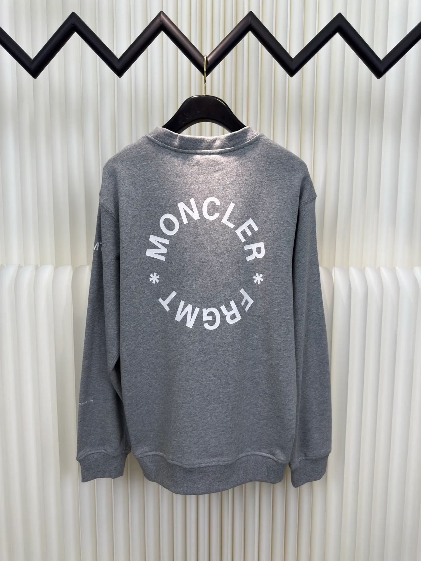 P410 MONCLER geometric print pullover sweatshirt. This sweatshirt is decorated with a geometric logo on the back, highlighting the streetwear style of designer Hiroshi Fujiwara. The round neck piece from the Moncler x FRGMT series is made of cotton fleece fabric and is suitable for daily wear. SizeS M L XL