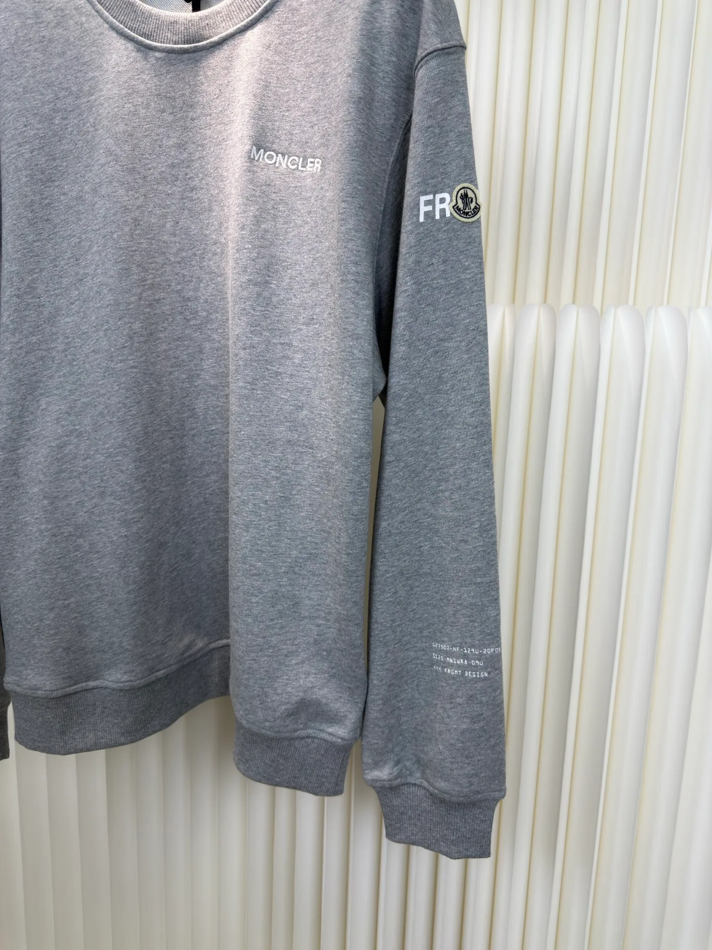 P410 MONCLER geometric print pullover sweatshirt. This sweatshirt is decorated with a geometric logo on the back, highlighting the streetwear style of designer Hiroshi Fujiwara. The round neck piece from the Moncler x FRGMT series is made of cotton fleece fabric and is suitable for daily wear. SizeS M L XL