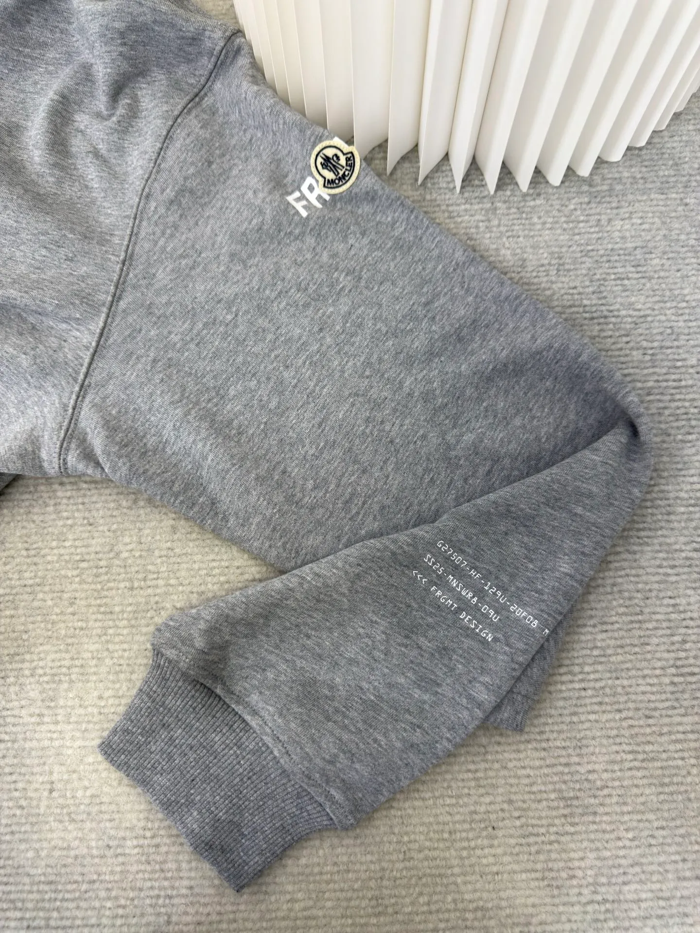 P410 MONCLER geometric print pullover sweatshirt. This sweatshirt is decorated with a geometric logo on the back, highlighting the streetwear style of designer Hiroshi Fujiwara. The round neck piece from the Moncler x FRGMT series is made of cotton fleece fabric and is suitable for daily wear. SizeS M L XL