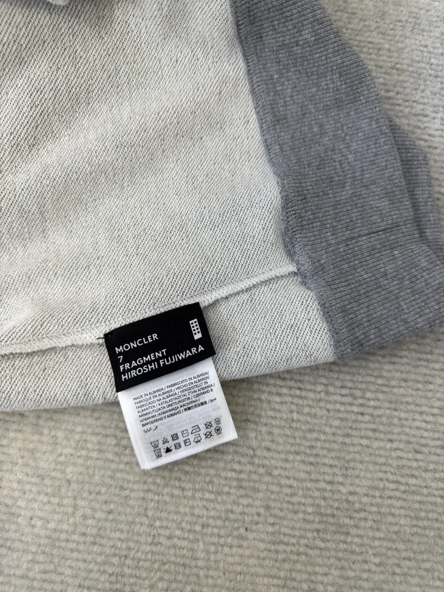 P410 MONCLER geometric print pullover sweatshirt. This sweatshirt is decorated with a geometric logo on the back, highlighting the streetwear style of designer Hiroshi Fujiwara. The round neck piece from the Moncler x FRGMT series is made of cotton fleece fabric and is suitable for daily wear. SizeS M L XL