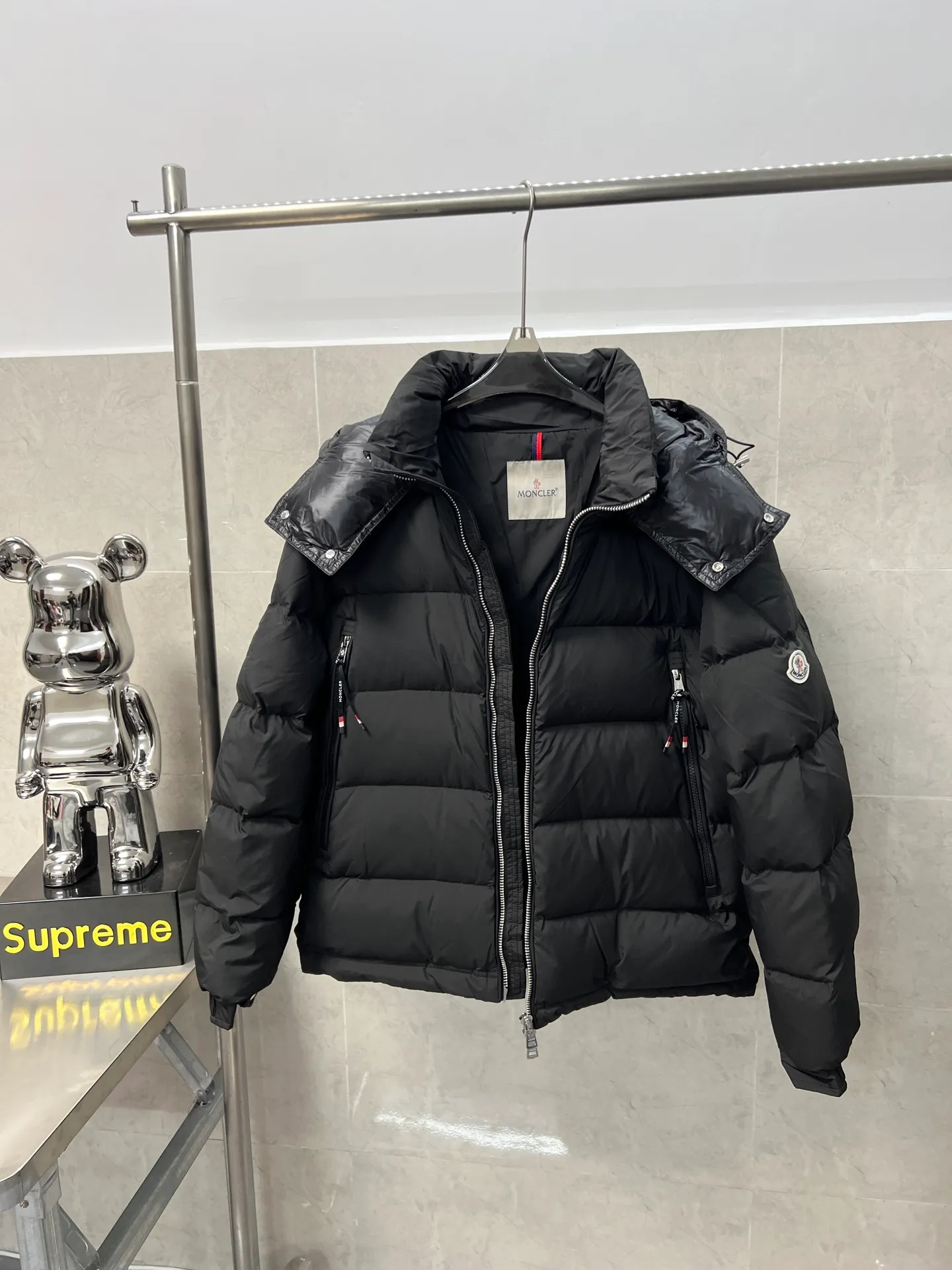 P1120 Moncler Poirier National standard 90 white duck down filling Poirier down draws inspiration from skiing in the 1960s and is stylish. Made of tight nylon fabric with excellent breathability and functionality, the hooded design is an example of Moncler's research into fabrics. The berry-colored details on the brim and zipper give the whole thing a refreshing touch. Same style for men and women. Color: black, off-white, size: 12345
