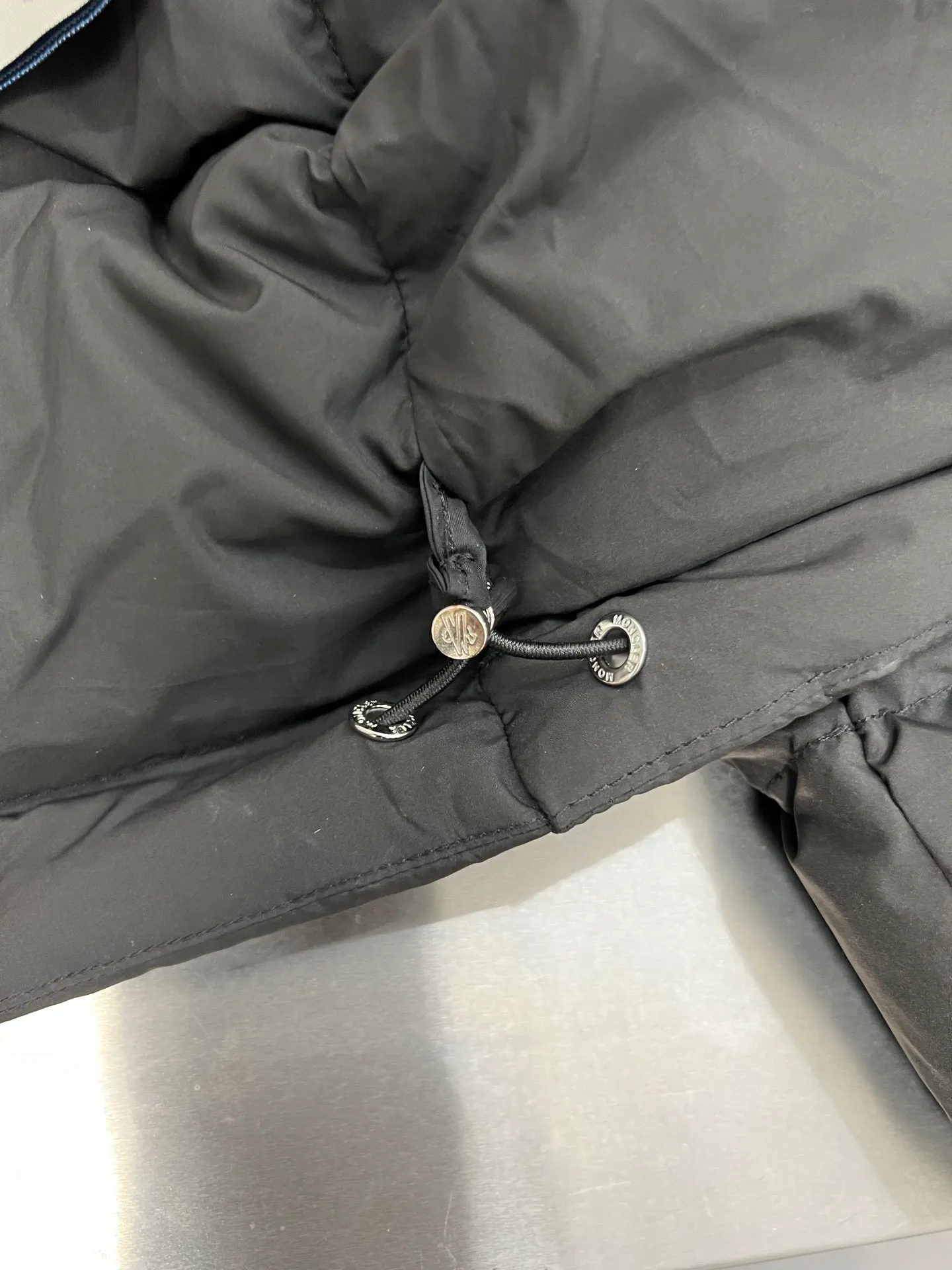 P1120 Moncler Poirier National standard 90 white duck down filling Poirier down draws inspiration from skiing in the 1960s and is stylish. Made of tight nylon fabric with excellent breathability and functionality, the hooded design is an example of Moncler's research into fabrics. The berry-colored details on the brim and zipper give the whole thing a refreshing touch. Same style for men and women. Color: black, off-white, size: 12345