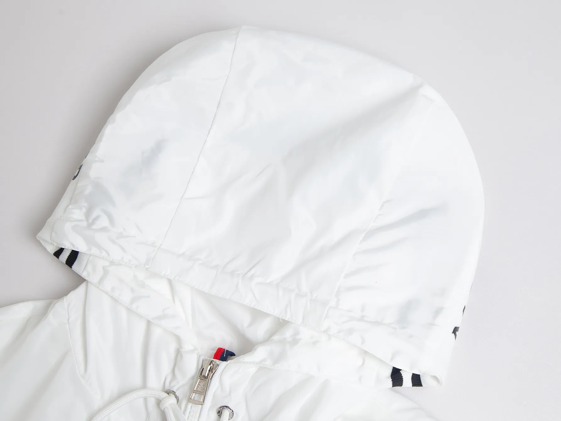 P520 ZP version) - Moncler's official website classic model is new. Letter jacquard hooded windbreaker jacket is the same for men and women - YB molded fabric details are the same. Full set of accessories customized to distinguish the market currency. Welcome to compare - Color black white - Code number 1 2 3 4 5