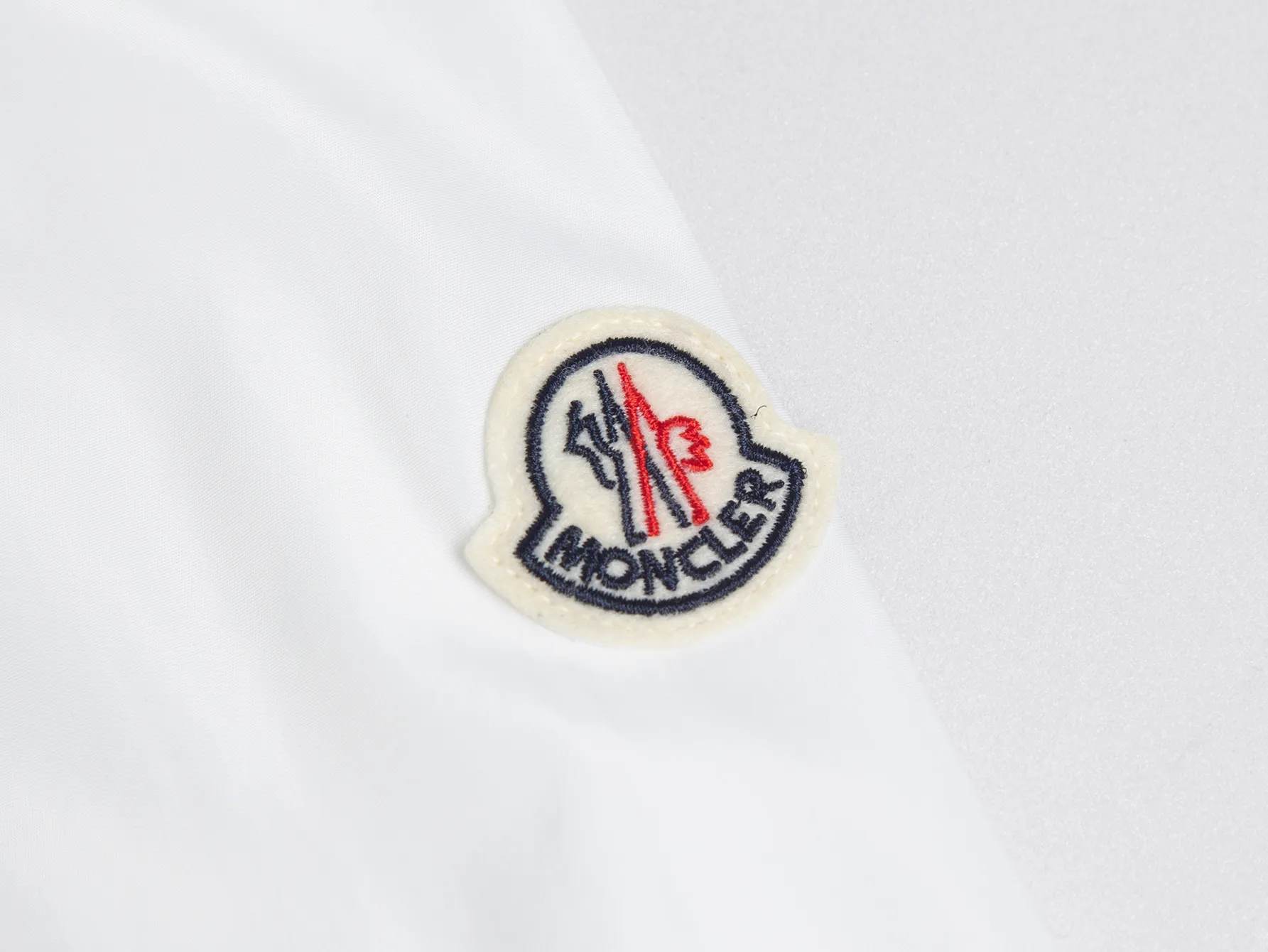 P520 ZP version) - Moncler's official website classic model is new. Letter jacquard hooded windbreaker jacket is the same for men and women - YB molded fabric details are the same. Full set of accessories customized to distinguish the market currency. Welcome to compare - Color black white - Code number 1 2 3 4 5