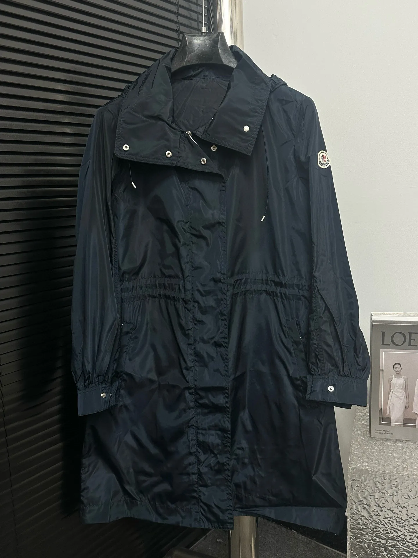 P520 【Moncler】Mongolian trench coat, real shot #New women's long hooded trench coat A long trench coat worthy of you! For those who like casual and established dressing styles, classic models are always the best choice. They do not have too many exaggerated designs and are attractive with a completely practical and simple style. Consumers who want a clean and simple casual style should not miss it!!! Who wears the better-looking trench coat? Color: Black Navy Size: 0-1-2