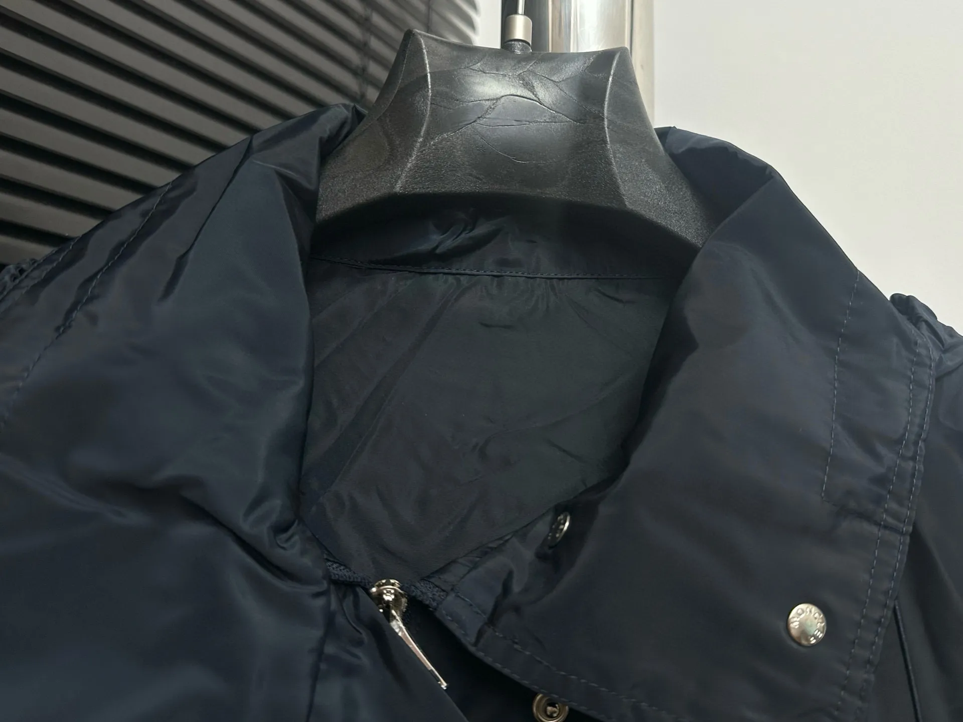 P520 【Moncler】Mongolian trench coat, real shot #New women's long hooded trench coat A long trench coat worthy of you! For those who like casual and established dressing styles, classic models are always the best choice. They do not have too many exaggerated designs and are attractive with a completely practical and simple style. Consumers who want a clean and simple casual style should not miss it!!! Who wears the better-looking trench coat? Color: Black Navy Size: 0-1-2
