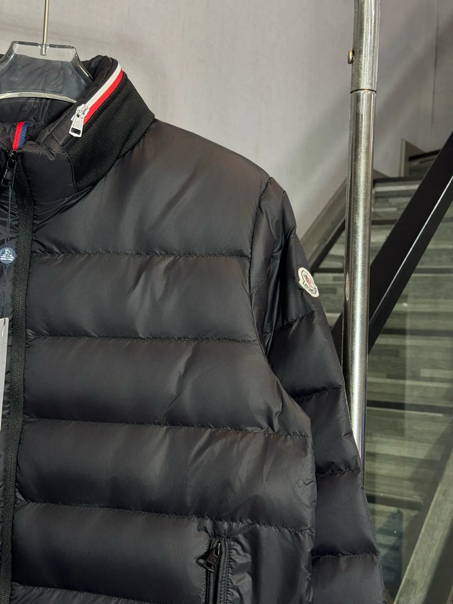 P690 Style number: HE404 Moncler-Moncler 25ss new simple small label rib down jacket The fabric is made of polyester windproof fabric. The clothes are made of route rib technology, which does not accumulate velvet. The inner down filling is as high as 400 grams of velvet. The filling is made of national standard 90 white duck down. The upper body is warm and comfortable, and the fluffiness is extremely high. Four layers of dust-proof cloth are used inside, so there is absolutely no velvet leakage. The hood is made of down, with a hidden zipper, red and white spliced webbing, a custom-made original masked small label hardware slider zipper, and a special masked label sewn on the arm. The overall clothes are simple and elegant, made by a large factory, with the original original label and three complete labels. You only need one down in winter to get through the winter, so you can buy it with confidence.  Color: Black Size: S M L XL