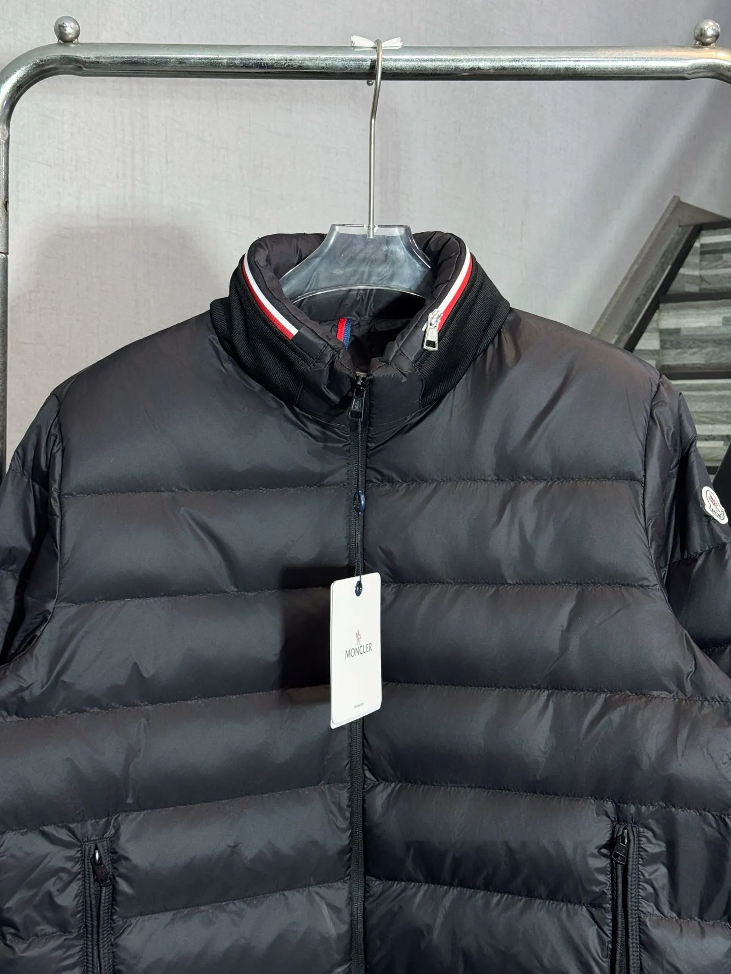 P690 Style number: HE404 Moncler-Moncler 25ss new simple small label rib down jacket The fabric is made of polyester windproof fabric. The clothes are made of route rib technology, which does not accumulate velvet. The inner down filling is as high as 400 grams of velvet. The filling is made of national standard 90 white duck down. The upper body is warm and comfortable, and the fluffiness is extremely high. Four layers of dust-proof cloth are used inside, so there is absolutely no velvet leakage. The hood is made of down, with a hidden zipper, red and white spliced webbing, a custom-made original masked small label hardware slider zipper, and a special masked label sewn on the arm. The overall clothes are simple and elegant, made by a large factory, with the original original label and three complete labels. You only need one down in winter to get through the winter, so you can buy it with confidence.  Color: Black Size: S M L XL