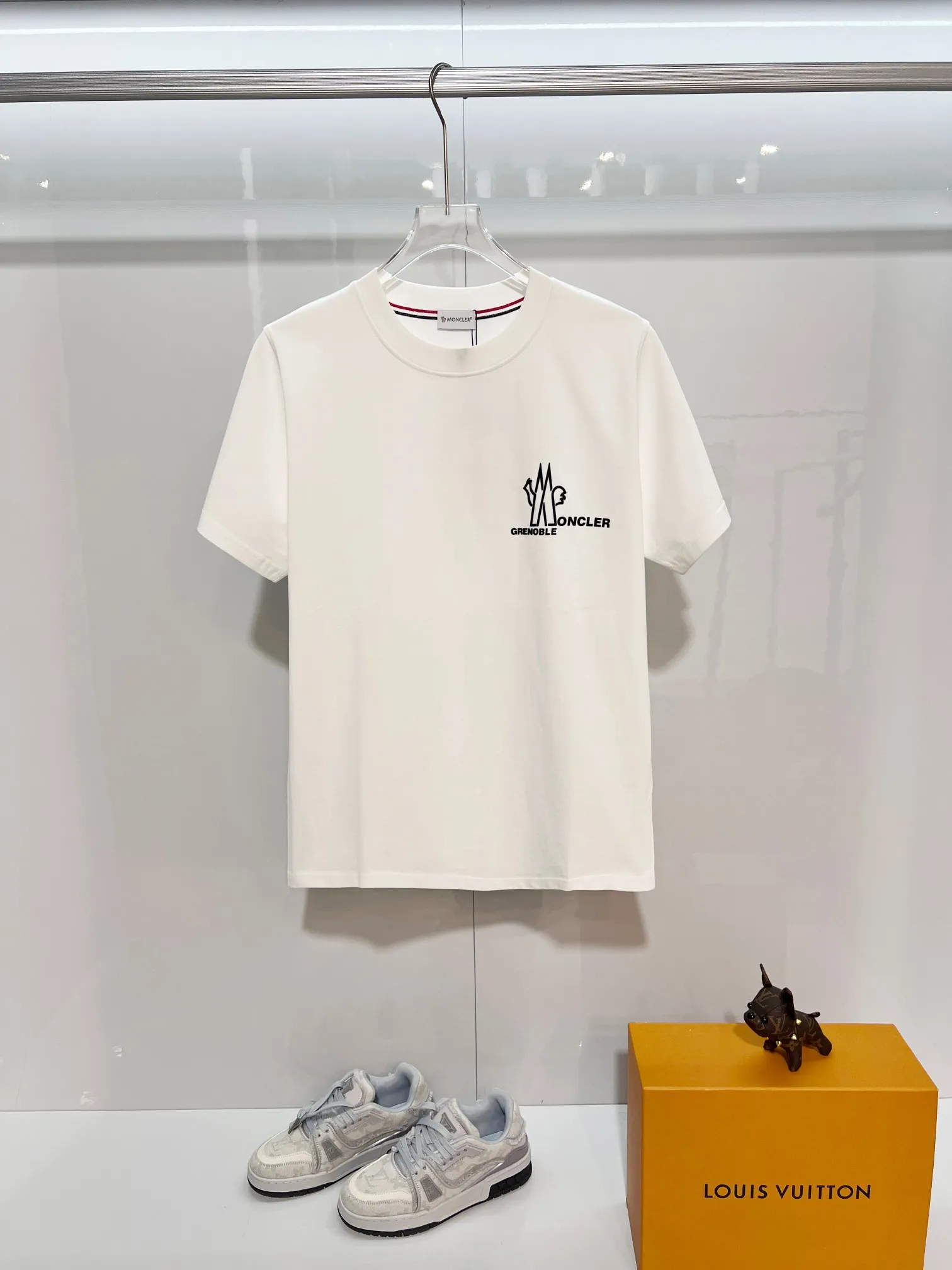 P150 MONCLER/Muzzled 300g pure cotton round neck short-sleeved T-shirt Brand classic Three-dimensional offset letter LOGO embossing process 2025ss official synchronization High version High quality Fashion personality Versatile trend Pure original quality Original fabric Hang tag Collar label Washed wheat Complete three standards Color: Black. White. Size: S M L XL XXL