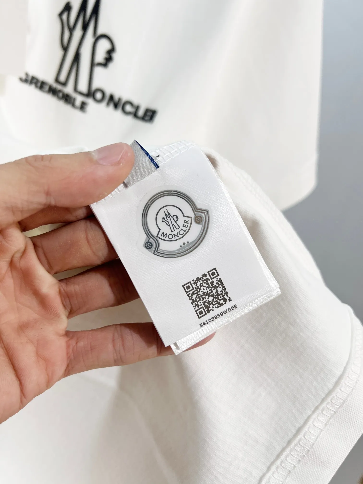 P150 MONCLER/Muzzled 300g pure cotton round neck short-sleeved T-shirt Brand classic Three-dimensional offset letter LOGO embossing process 2025ss official synchronization High version High quality Fashion personality Versatile trend Pure original quality Original fabric Hang tag Collar label Washed wheat Complete three standards Color: Black. White. Size: S M L XL XXL