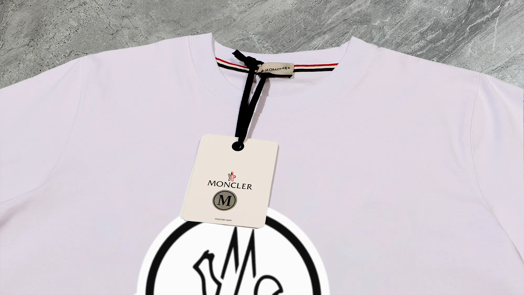 P210 High-version sweatshirt) [Long-term stock] 〖𝐌𝐎𝐍𝐂𝐋𝐄𝐑~Mask〗 Made of 440g heavy-weight fabric. It is different from the market currency. It can be matched with any variety and is properly handsome. 😎The whole dress is made of double waistcoats. The double waistcoats make the whole dress more three-dimensional. Not ordinary factories can do such fine work. 2025 Spring runway version of the T stage, on sale at the counter, round neck terry sweatshirt, high-end double-strand pure cotton, custom-made stretch ribs, dyed in the same vat, complete with three standards, matched with exquisite embroidered LOGO on the chest, simple and advanced, same style for men and women. Color: black, apricot, white, size: S M L XL 2XL