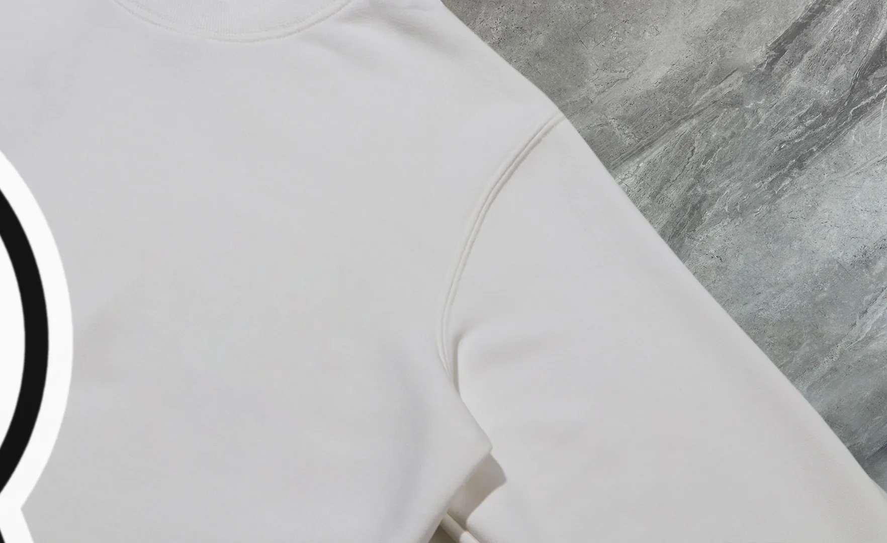 P210 High-version sweatshirt) [Long-term stock] 〖𝐌𝐎𝐍𝐂𝐋𝐄𝐑~Mask〗 Made of 440g heavy-weight fabric. It is different from the market currency. It can be matched with any variety and is properly handsome. 😎The whole dress is made of double waistcoats. The double waistcoats make the whole dress more three-dimensional. Not ordinary factories can do such fine work. 2025 Spring runway version of the T stage, on sale at the counter, round neck terry sweatshirt, high-end double-strand pure cotton, custom-made stretch ribs, dyed in the same vat, complete with three standards, matched with exquisite embroidered LOGO on the chest, simple and advanced, same style for men and women. Color: black, apricot, white, size: S M L XL 2XL