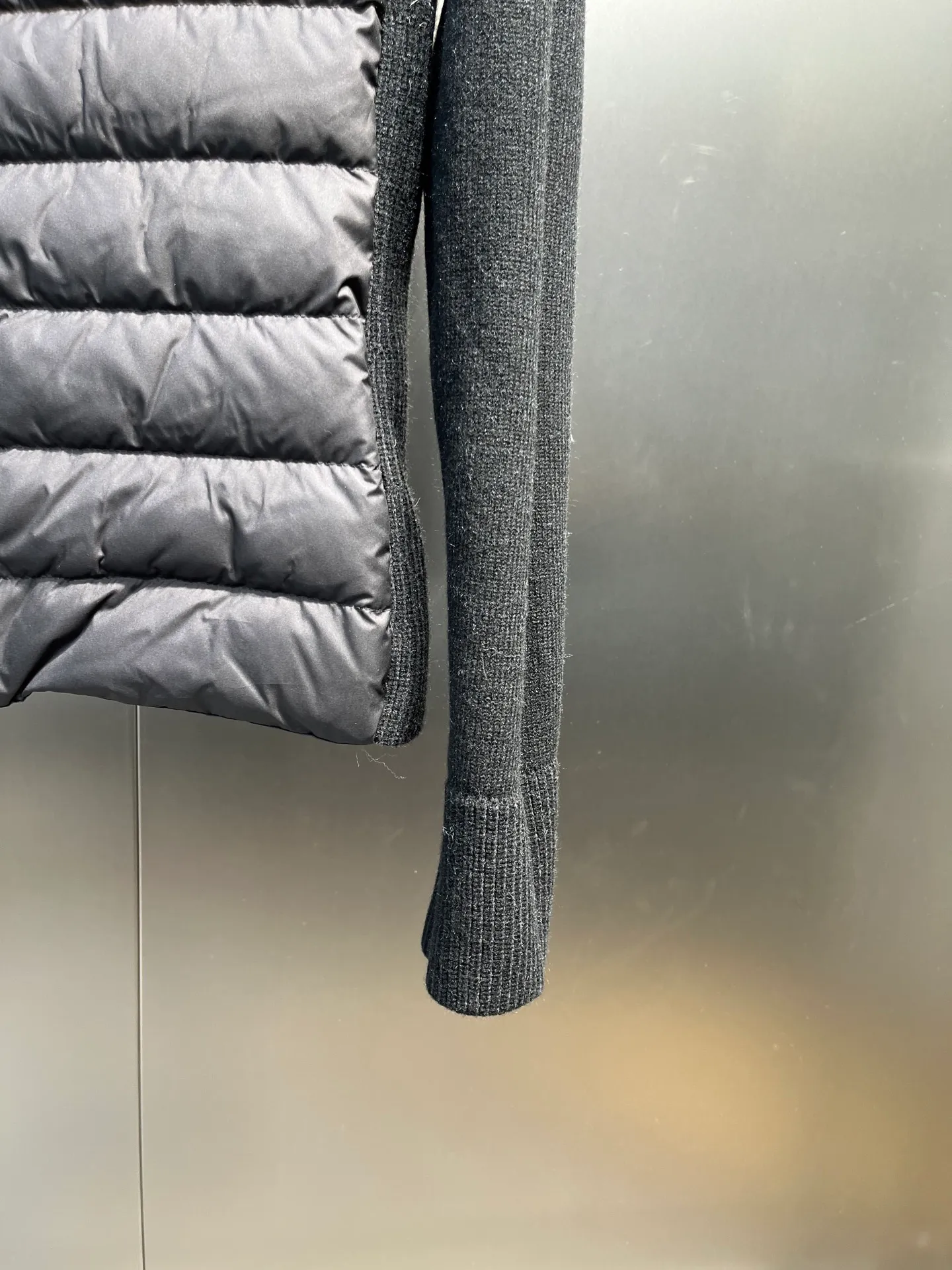 P780 MONCLER 25FW new autumn and winter men's padded wool zipper hoody. This wool hood is equipped with a padded down front and is a practical item suitable for multi-season wear. This hood features a quilted logo, highlighting the brand's heritage. Designed in a lightweight knit, it's a practical addition to your versatile wardrobe and can be easily worn in milder weather. Made of wool Longue saison lining Longue saison front, filled with down Rib knit 12 gauge Thick soft hood Zip closure Pockets Sizes: S-XL