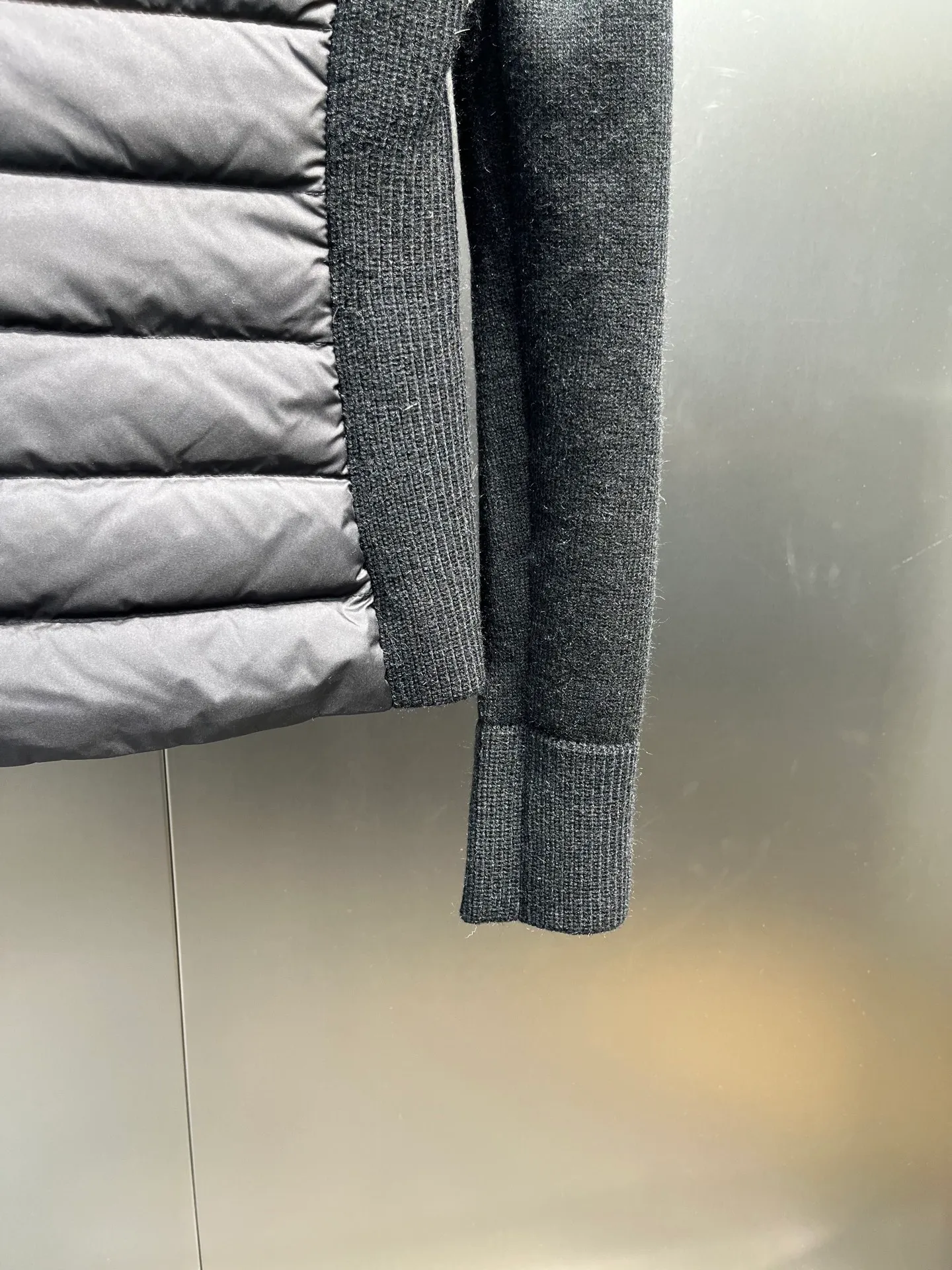 P780 MONCLER 25FW new autumn and winter men's padded wool zipper hoody. This wool hood is equipped with a padded down front and is a practical item suitable for multi-season wear. This hood features a quilted logo, highlighting the brand's heritage. Designed in a lightweight knit, it's a practical addition to your versatile wardrobe and can be easily worn in milder weather. Made of wool Longue saison lining Longue saison front, filled with down Rib knit 12 gauge Thick soft hood Zip closure Pockets Sizes: S-XL