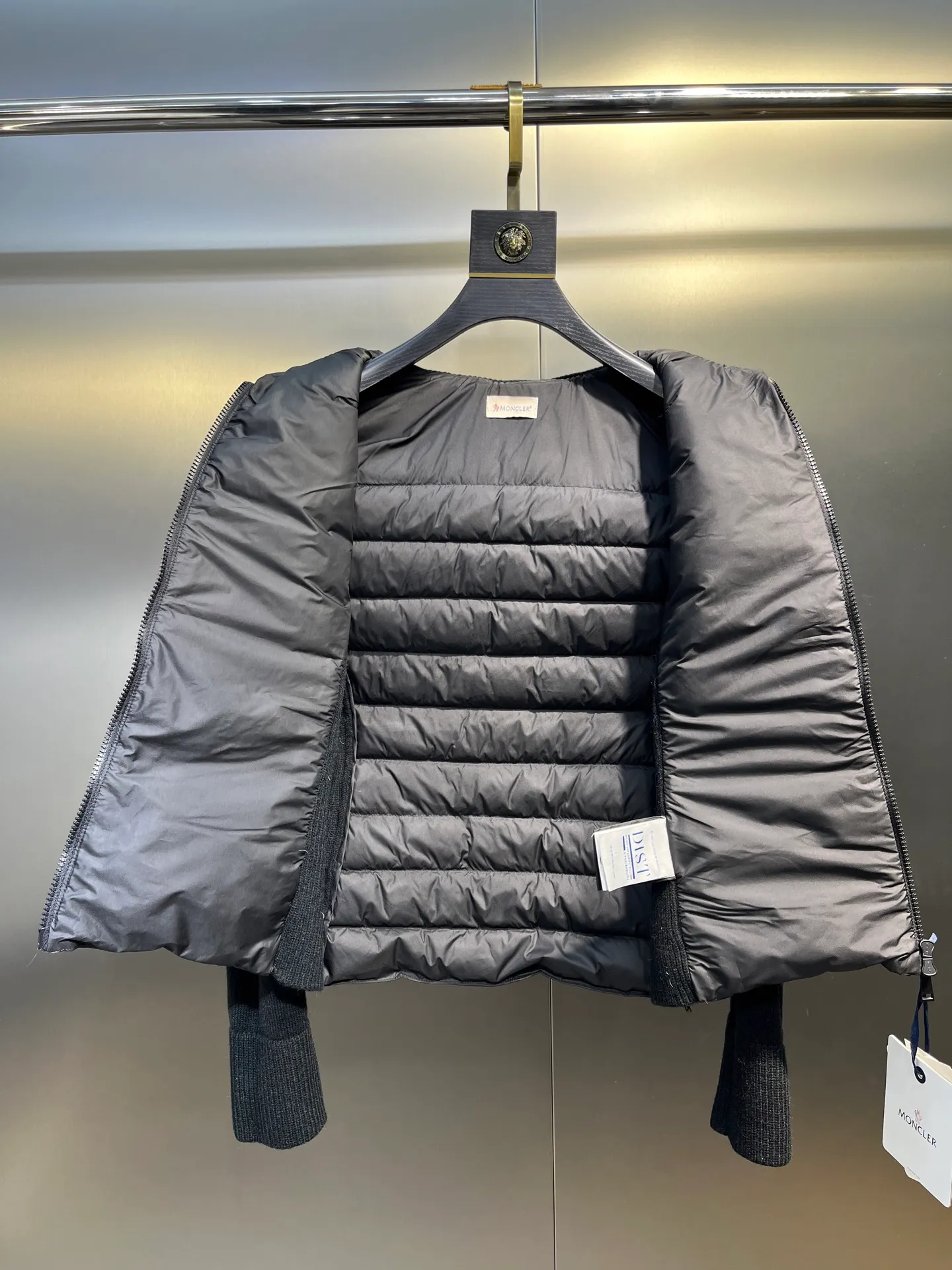 P780 MONCLER 25FW new autumn and winter men's padded wool zipper hoody. This wool hood is equipped with a padded down front and is a practical item suitable for multi-season wear. This hood features a quilted logo, highlighting the brand's heritage. Designed in a lightweight knit, it's a practical addition to your versatile wardrobe and can be easily worn in milder weather. Made of wool Longue saison lining Longue saison front, filled with down Rib knit 12 gauge Thick soft hood Zip closure Pockets Sizes: S-XL
