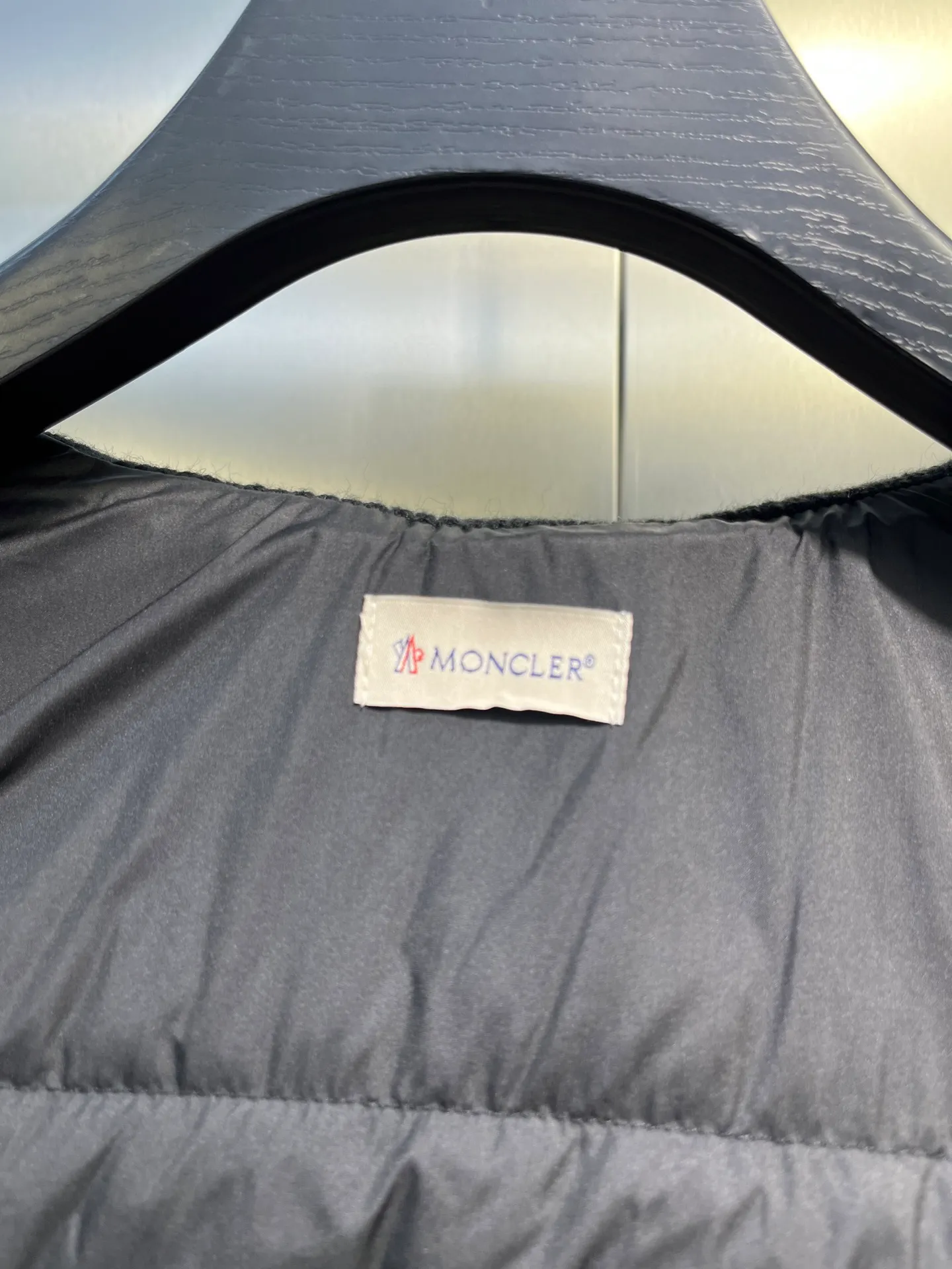 P780 MONCLER 25FW new autumn and winter men's padded wool zipper hoody. This wool hood is equipped with a padded down front and is a practical item suitable for multi-season wear. This hood features a quilted logo, highlighting the brand's heritage. Designed in a lightweight knit, it's a practical addition to your versatile wardrobe and can be easily worn in milder weather. Made of wool Longue saison lining Longue saison front, filled with down Rib knit 12 gauge Thick soft hood Zip closure Pockets Sizes: S-XL